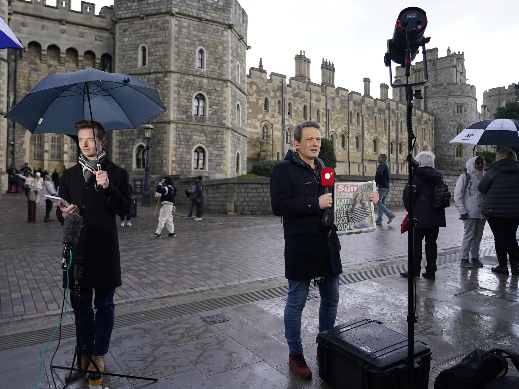 KK33 Windsor - Na sníme novinári čakajú pred hradom Windsor v sobotu 23. marca 2024. Princezná z Walesu Catherine v piatok oznámila, že jej diagnostikovali rakovinu a podrobuje sa preventívnej chemoterapii. Informuje o tom TASR na základe správ televízií BBC a Sky News. Vo zverejnenom videu 42-ročná Catherine uviedla, že plánovaná operácia brušnej dutiny, ktorej sa podrobila v januári, bola úspešná a pôvodne sa predpokladalo, že nejde o rakovinu. Neskoršie testy však odhalili onkologické ochoren