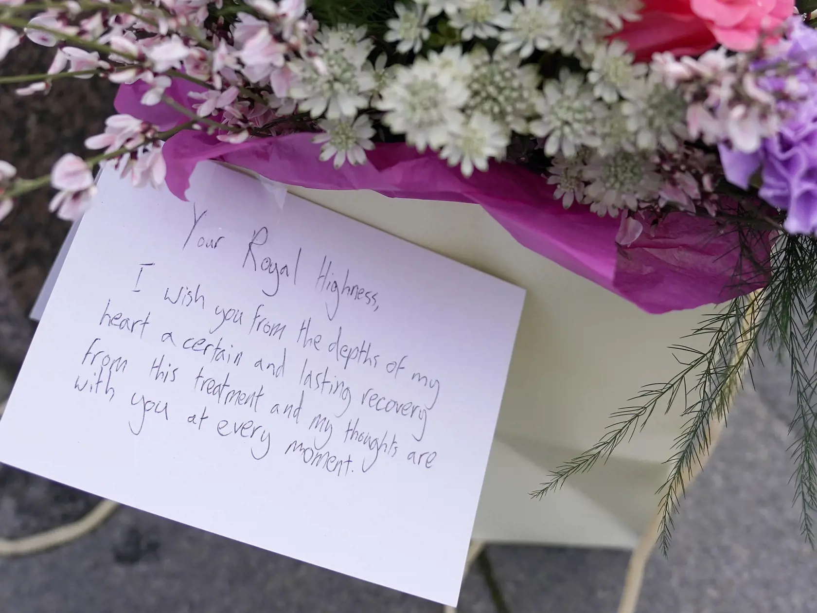 KK34 Windsor - Na sníme kvety s odkazom pre princeznú z Walesu Catherine pred hradom Windsor v sobotu 23. marca 2024. Princezná z Walesu Catherine v piatok oznámila, že jej diagnostikovali rakovinu a podrobuje sa preventívnej chemoterapii. Informuje o tom TASR na základe správ televízií BBC a Sky News. Vo zverejnenom videu 42-ročná Catherine uviedla, že plánovaná operácia brušnej dutiny, ktorej sa podrobila v januári, bola úspešná a pôvodne sa predpokladalo, že nejde o rakovinu. Neskoršie testy 