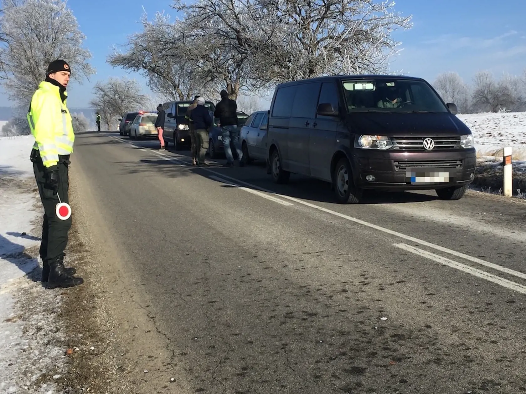 Obivneného muža podozrivého z vraždy zadržali kukláči na ceste medzi Domaňovcami a Klčovom. 