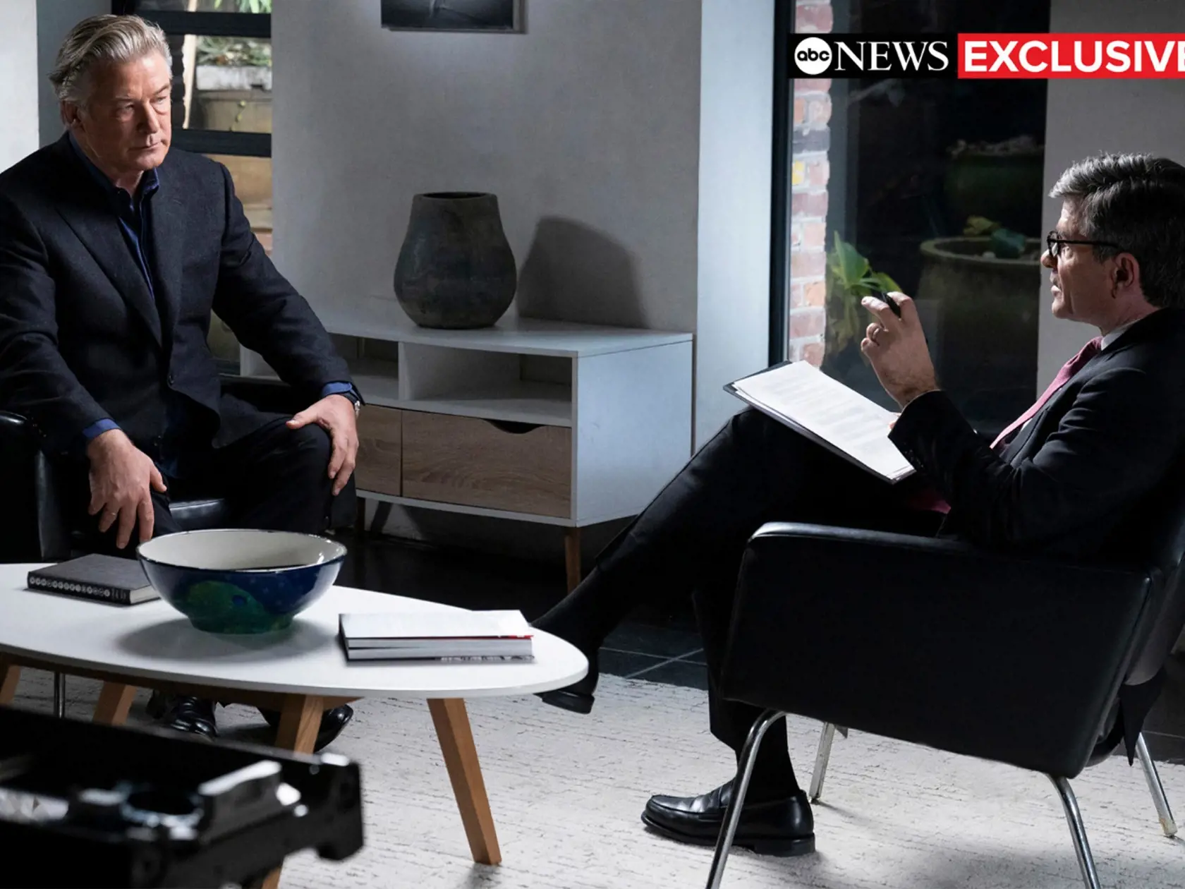 WA 21 - Americký herec a producent Alec Baldwin (vľavo) v rozhovore pre televíznu stanicu ABC. Ide o Baldwinov prvý väčší rozhovor od incidentu z 21. októbra 2021, ku ktorému došlo pri nakrúcaní westernu Rust. Odvysielaný bude vo štvrtok večer 2. decembra 2021. Baldwin v rozhovore uviedol, že nestlačil spúšť na rekvizite pištole, ktorú držal počas nakrúcania filmu v americkom štáte Nové Mexiko v ruke, keď zbraň vystrelila. O život vtedy prišla kameramanka Halyna Hatchinsová. FOTO TASR/AP
This