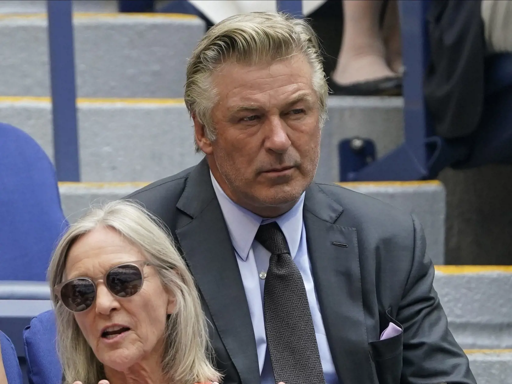 WA 26 New York - Americký herec Alec Baldwin sleduje finálový zápas mužskej dojhry medzi Srbom Novakom Djokovičom a Rusom Daniilom Medvedevom na grandslamovom turnaji US Open 12. septembra 2021 v New Yorku. Ruský tenista Daniil Medvedev sa stal víťazom mužskej dvojhry a získal prvý grandslamový titul v kariére. Vo finále zvíťazil po životnom výkone ako nasadená dvojka nad turnajovou jednotkou Srbom Djokovičom 6:4, 6:4, 6:4 a prekazil mu kalendárny Grand Slam. FOTO TASR/AP
Alec Baldwin watches p