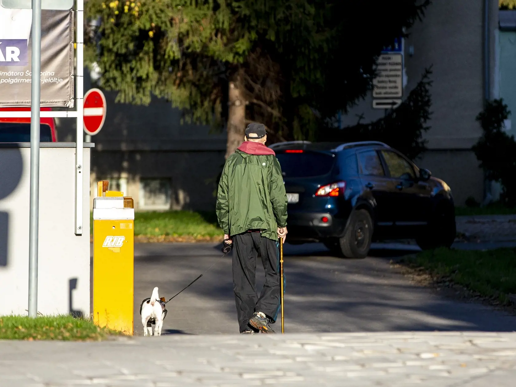 Dobroslav Trnka sa pri chôdzi celý čas opieral o paličku.
