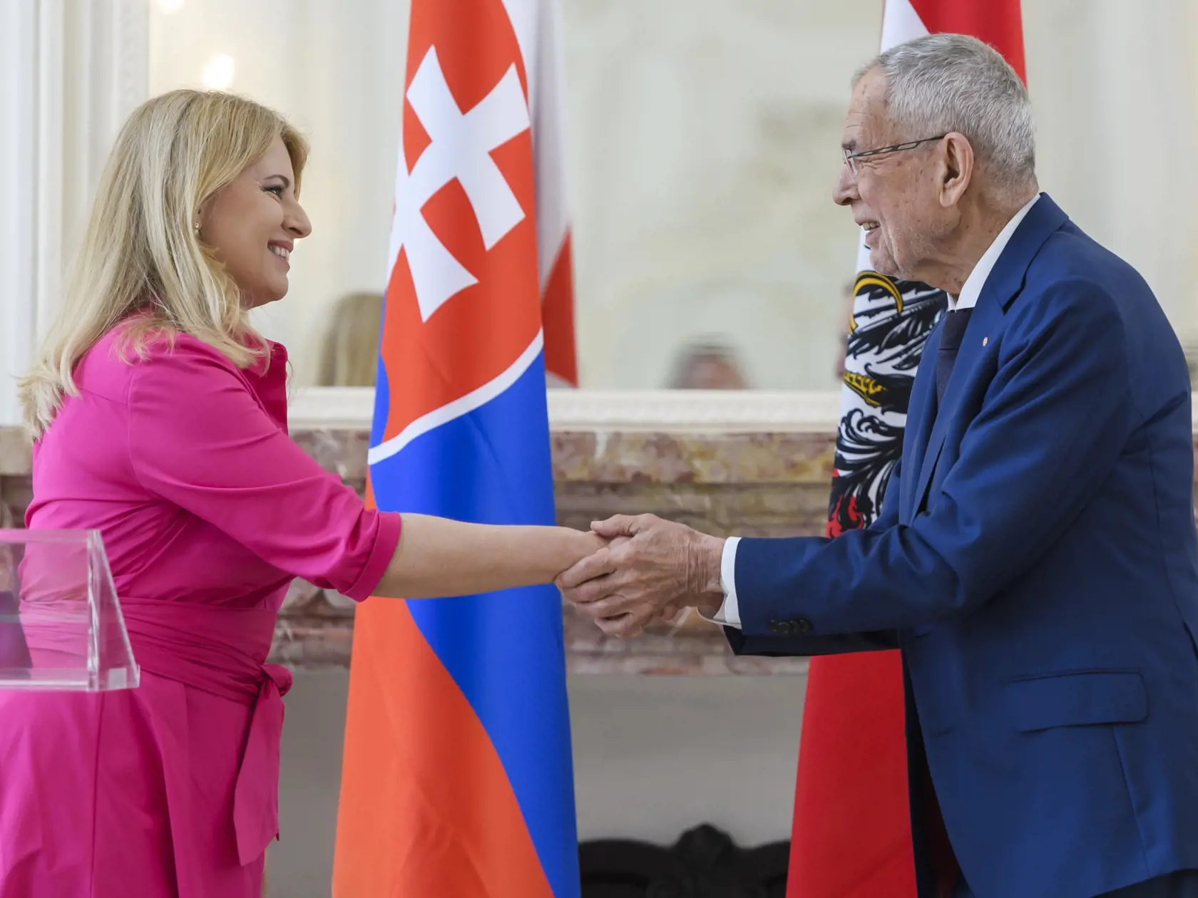 Na snímke zľava prezidentka SR Zuzana Čaputová a prezident Rakúska Alexander Van der Bellen si podávajú ruky počas stretnutia na zámku Schloss Hof v stredu 29. mája 2024. Rakúsky prezident Alexander Van der Bellen sa na zámku Schloss Hof v Dolnom Rakúsku stretol s odchádzajúcou prezidentkou SR Zuzanou Čaputovou. Udelil jej vyznamenanie Čestný odznak Za zásluhy o Rakúsku republiku. FOTO TASR - Jaroslav Novák