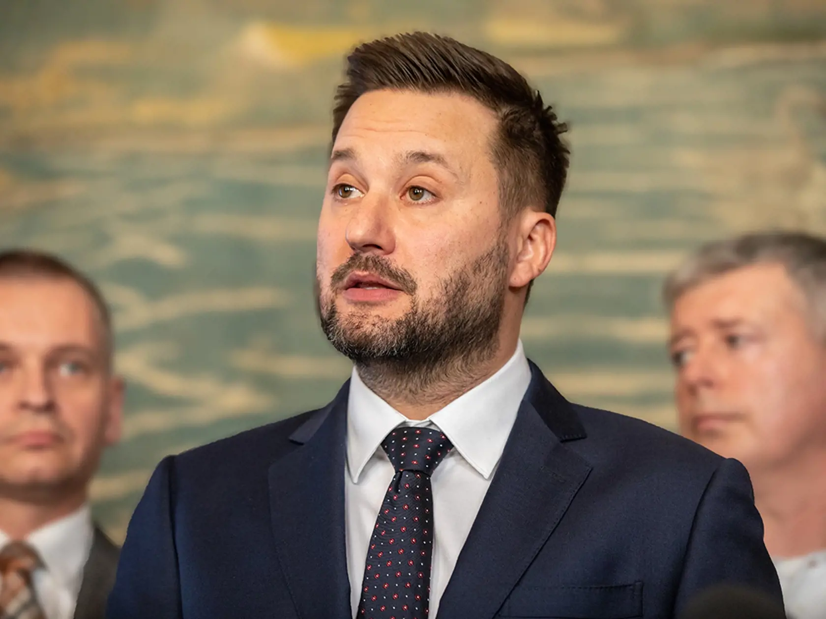 Bratislavský primátor Matúš Vallo na tlačovej konferencie predstavuje geniálne jednoduché riešenie, vďaka  ktorému sa mesto nemusí obávať kolapsu dopravy.