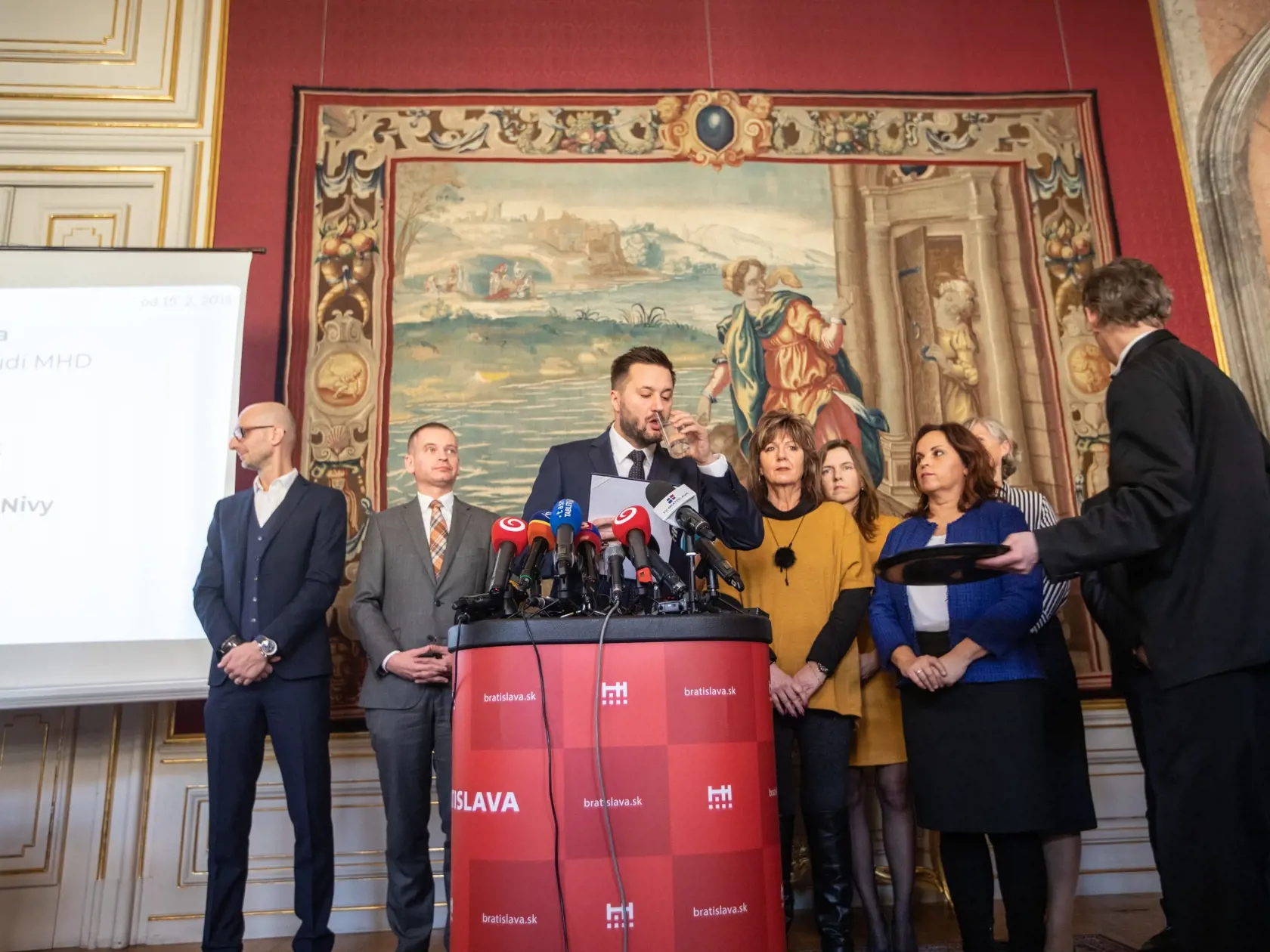 Tlačová konferencia k uzáverám spojenými s vystavbov D4R7 a Mlinksich Nív, ktorú zvolal Ing. Arch. Matúš Vallo v Primaciálnom Paláci.