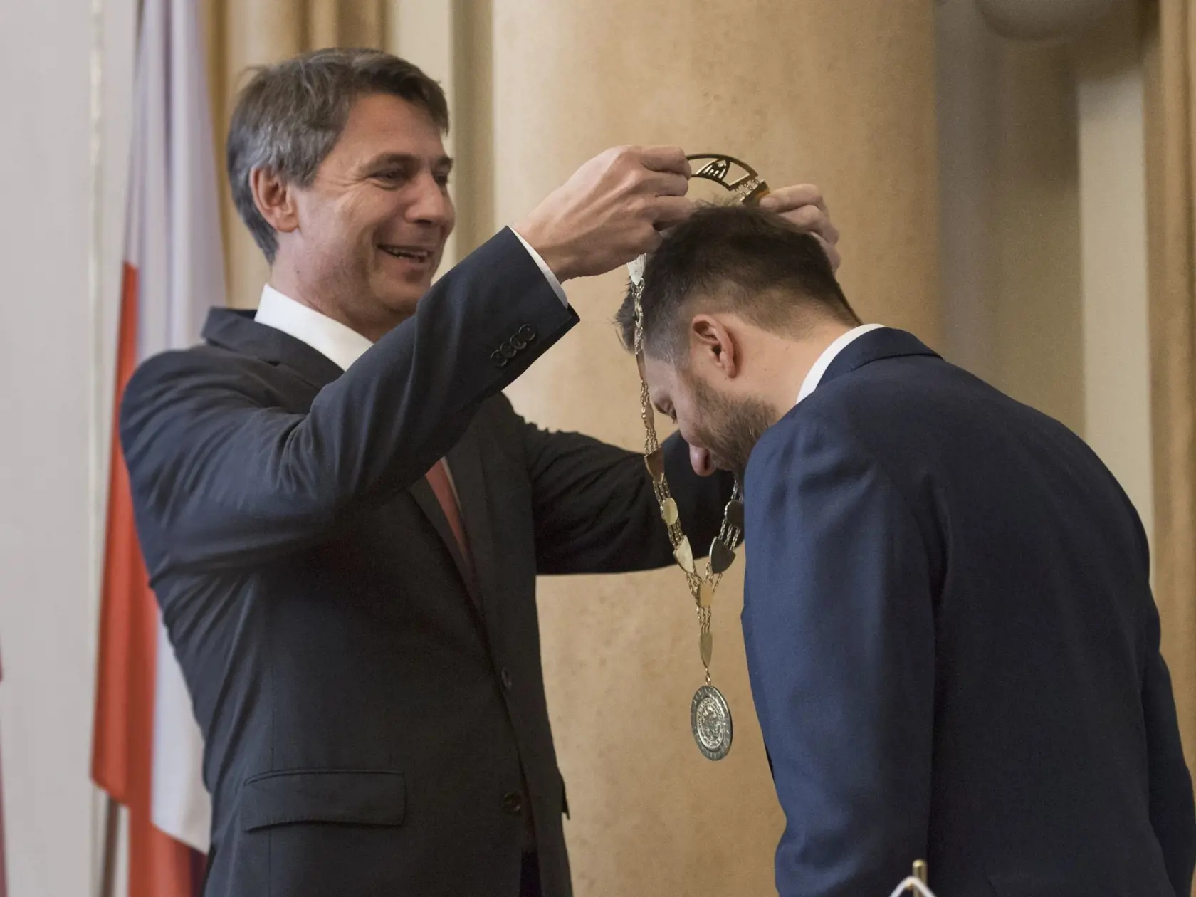 Nesrovnal odovzdáva Vallovi insígnie.