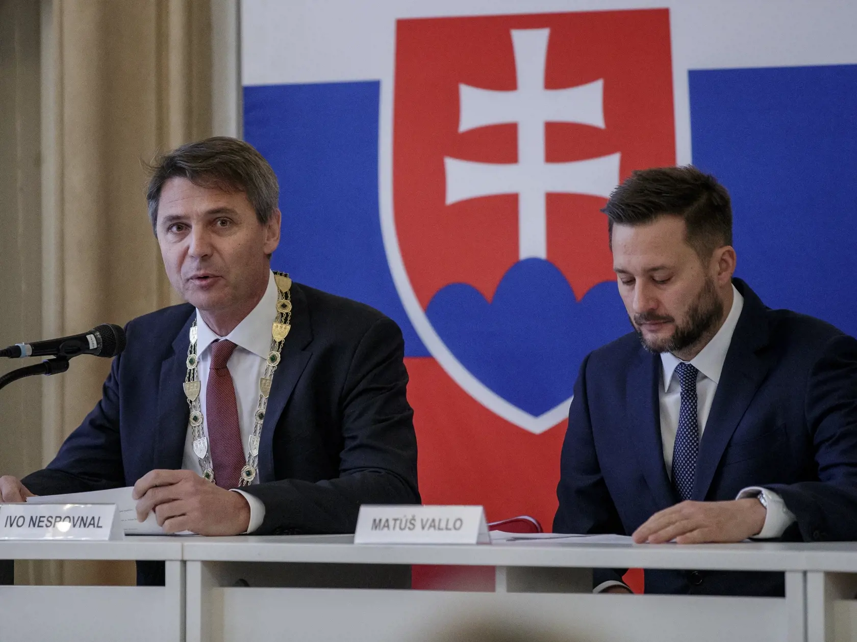 Novozvolený primátor mesta Bratislavy, Matúš Vallo sa na slávnostnom zasadnutí mestského zastupiteľstva ujal svojej funkcie. Na snímke s odchádzajúcim primátorom Ivom Nesrovnalom.
