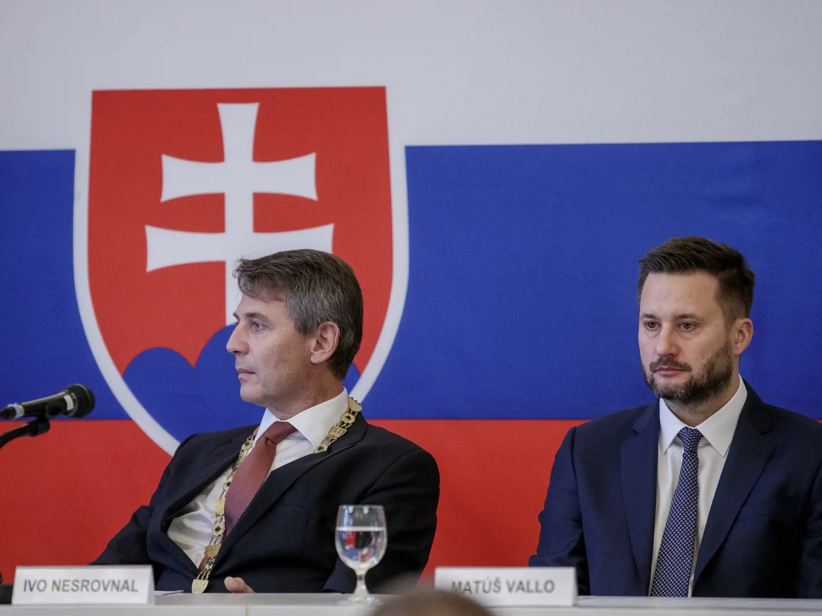 Novozvolený primátor mesta Bratislavy, Matúš Vallo sa na slávnostnom zasadnutí mestského zastupiteľstva ujal svojej funkcie. Na snímke s odchádzajúcim primátorom Ivom Nesrovnalom.