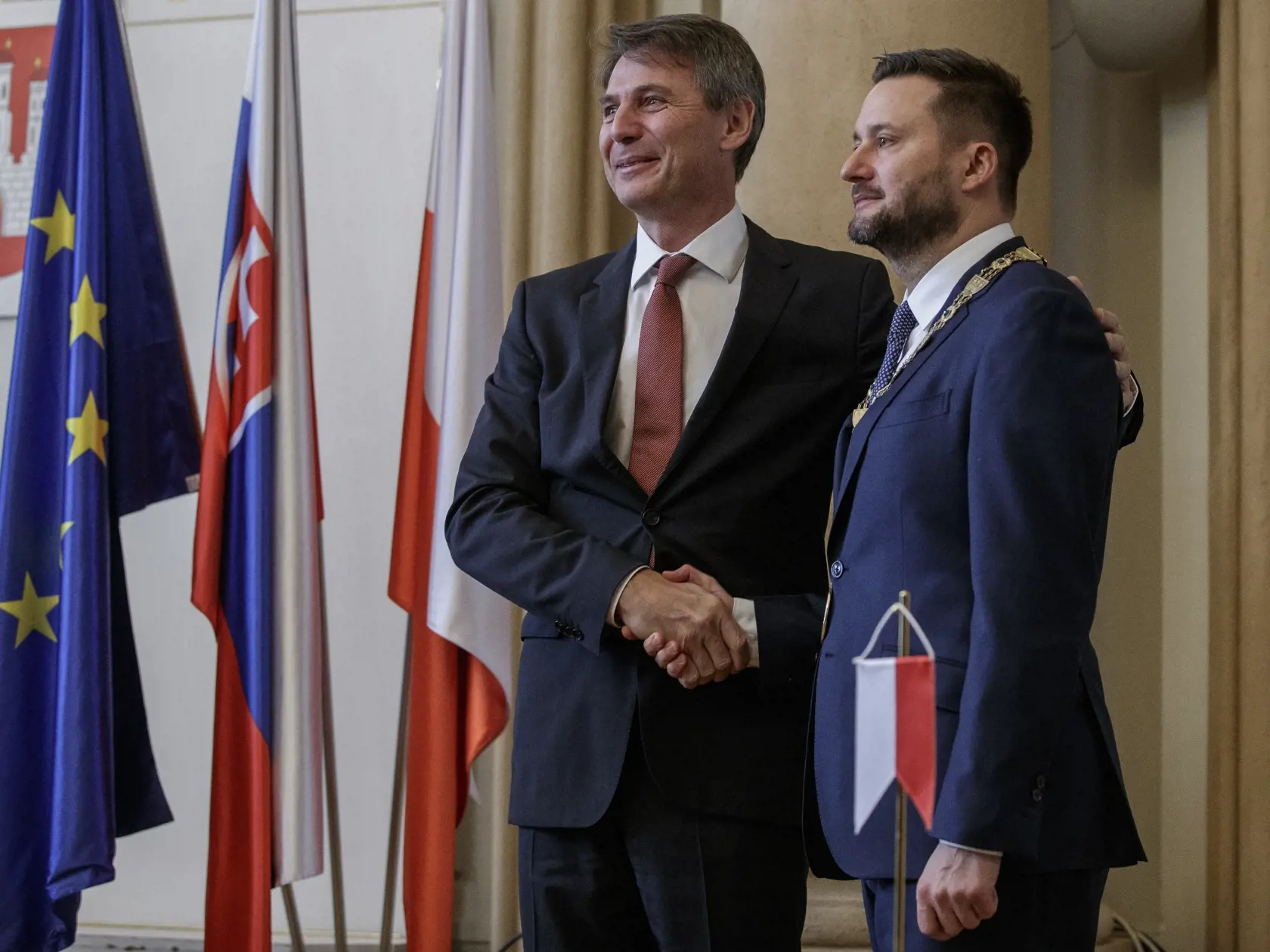 Na snímke odchádzajúci primátor Ivo Nesrovnal odovzdáva funkciu novozvolenému primátorovi mesta Bratislavy, Matúšovi Vallovi.