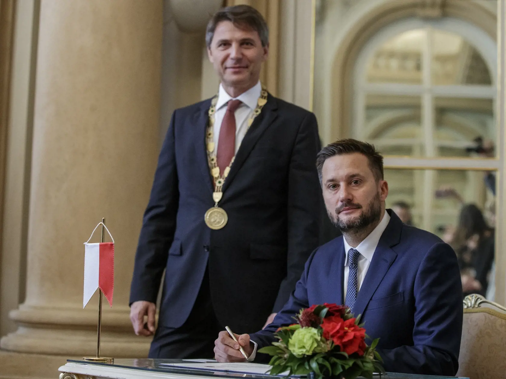 Na snímke odchádzajúci primátor Ivo Nesrovnal odovzdáva funkciu novozvolenému primátorovi mesta Bratislavy, Matúšovi Vallovi.
