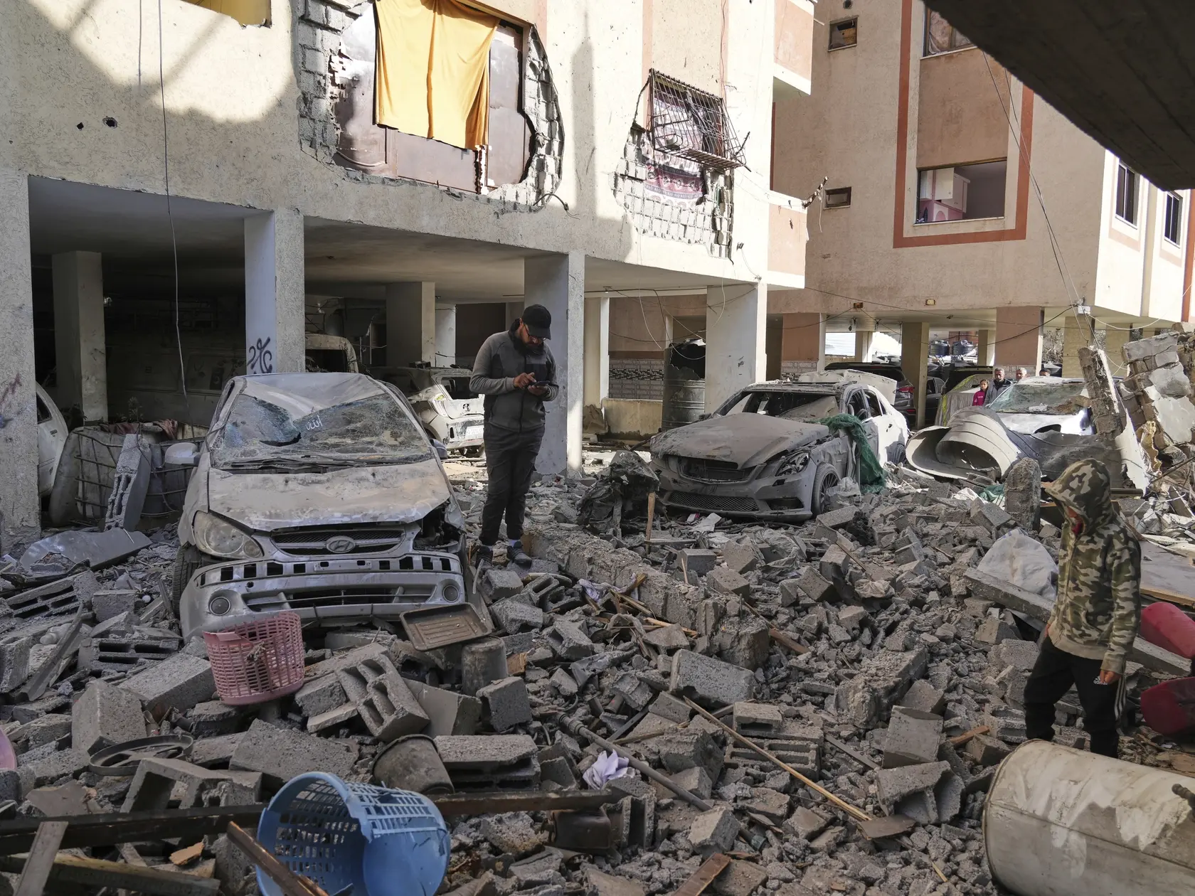 JB 45 Dajr al-Balah - Palestínčania skúmajú škody na svojom zničenom dome počas izraelského bombardovania Pásma Gazy, v meste Dajr al-Balah 25. marca 2025. FOTO TASR/AP

Palestinians inspect the site hit by an Israeli strike in Deir al-Balah, Gaza Strip on Tuesday, March 25, 2025. (AP Photo/Abdel Kareem Hana)