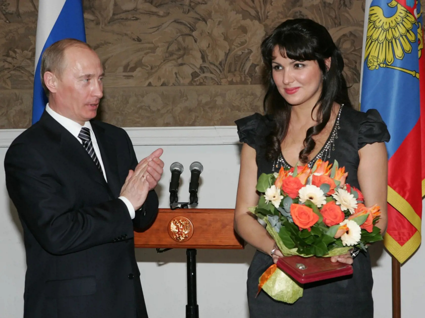 2008: Ruský prezident Vladimir Putin udeľuje opernej dive Anne Netrebko titul "Ľudový umelec Ruska".