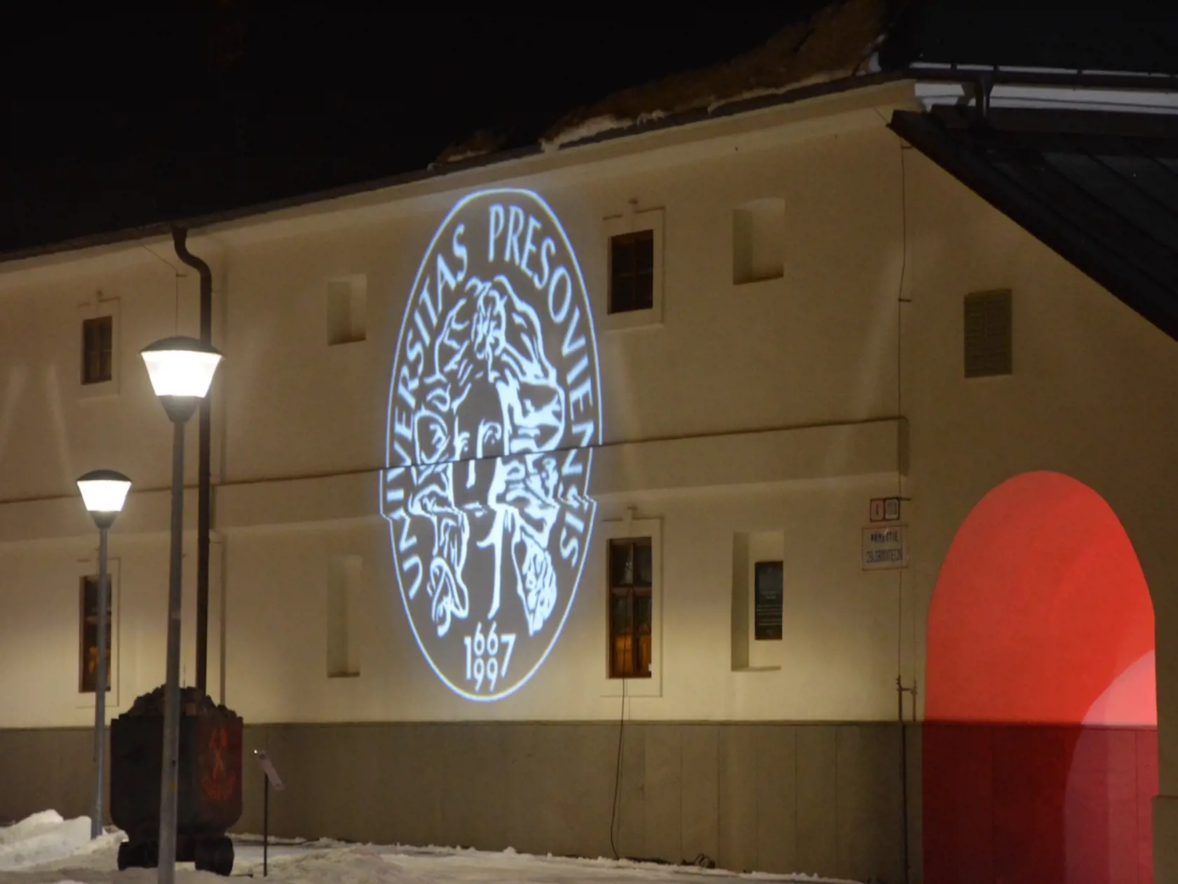 Logo Prešovskej univerzity počas plesu svietilo na historickej budove Skladu soli v Solivare. 