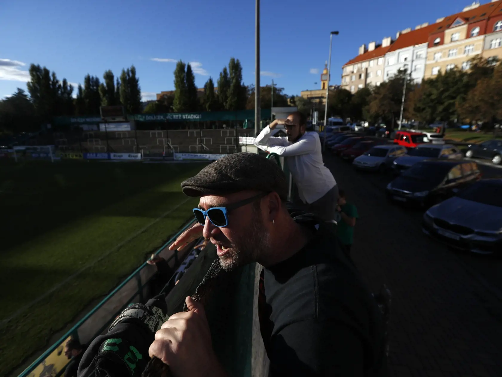 WA 21 Praha - Futbaloví fanúšikovia stoja na rebríkoch a sledujú cez plot zápas 6. kola najvyššej českej ligy Bohemians 1905 Praha - Fastav Zlín v Prahe v nedeľu 4. októbra 2020. Bohemians vyhral 2:0. Počet futbalových fanúšikov na štadiónoch v Českej republike je obmedzený v dôsledku reštriktívnych opatrení. Ľudia tak hľadajú inovatívne spôsoby, ako sledovať zápas počas koronavírusovej pandémie. FOTO TASR/AP 

Fans, standing on ladders from behind the fence, watch a Czech first division match b