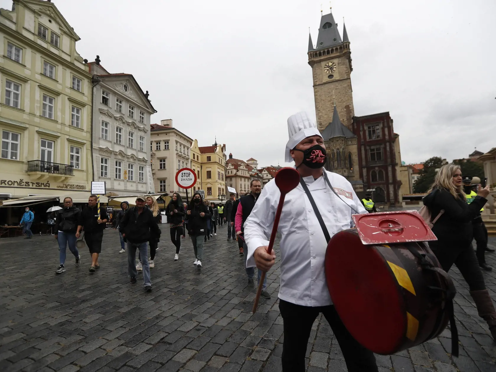 WA 36 Praha - Ľudia protestujú proti vládnym reštriktívnym opatreniam na Staromestskom námestí v Prahe v pondelok 5. októbra 2020. V Českej republike vstúpil v pondelok do platnosti núdzový stav, ktorý v krajine opätovne vyhlásili z dôvodu pandémie nového koronavírusu. Spolu s ním zaviedli v krajine zatiaľ na dva týždne nové krízové opatrenia. Údaje Európskeho centra pre prevenciu a kontrolu chorôb (ECDC) z nedele ukazujú, že Česko je v súčasnosti druhou najviac zasiahnutou krajinou v EÚ. Za pos