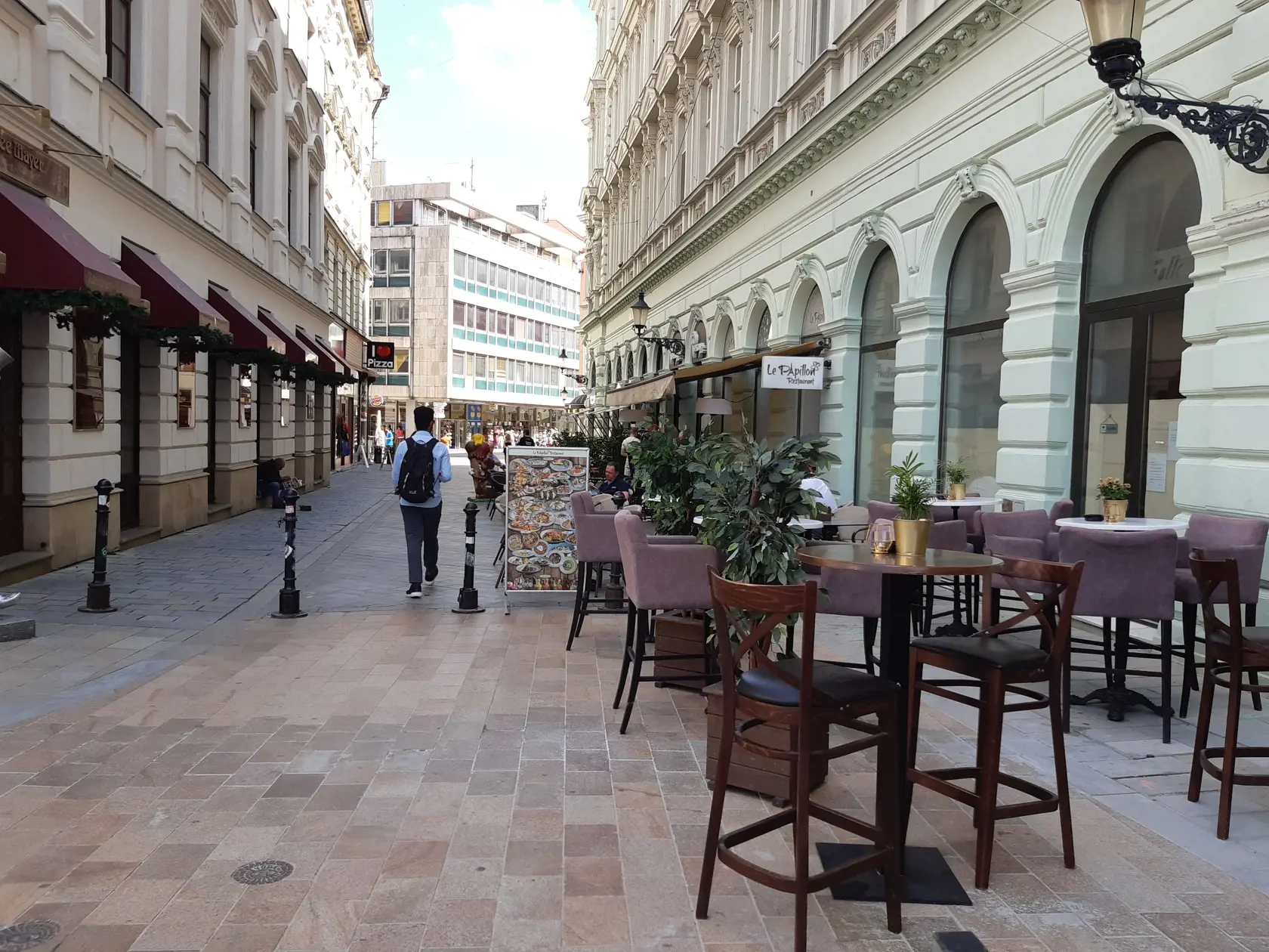 Ulice aj podniky sú poloprázdne.