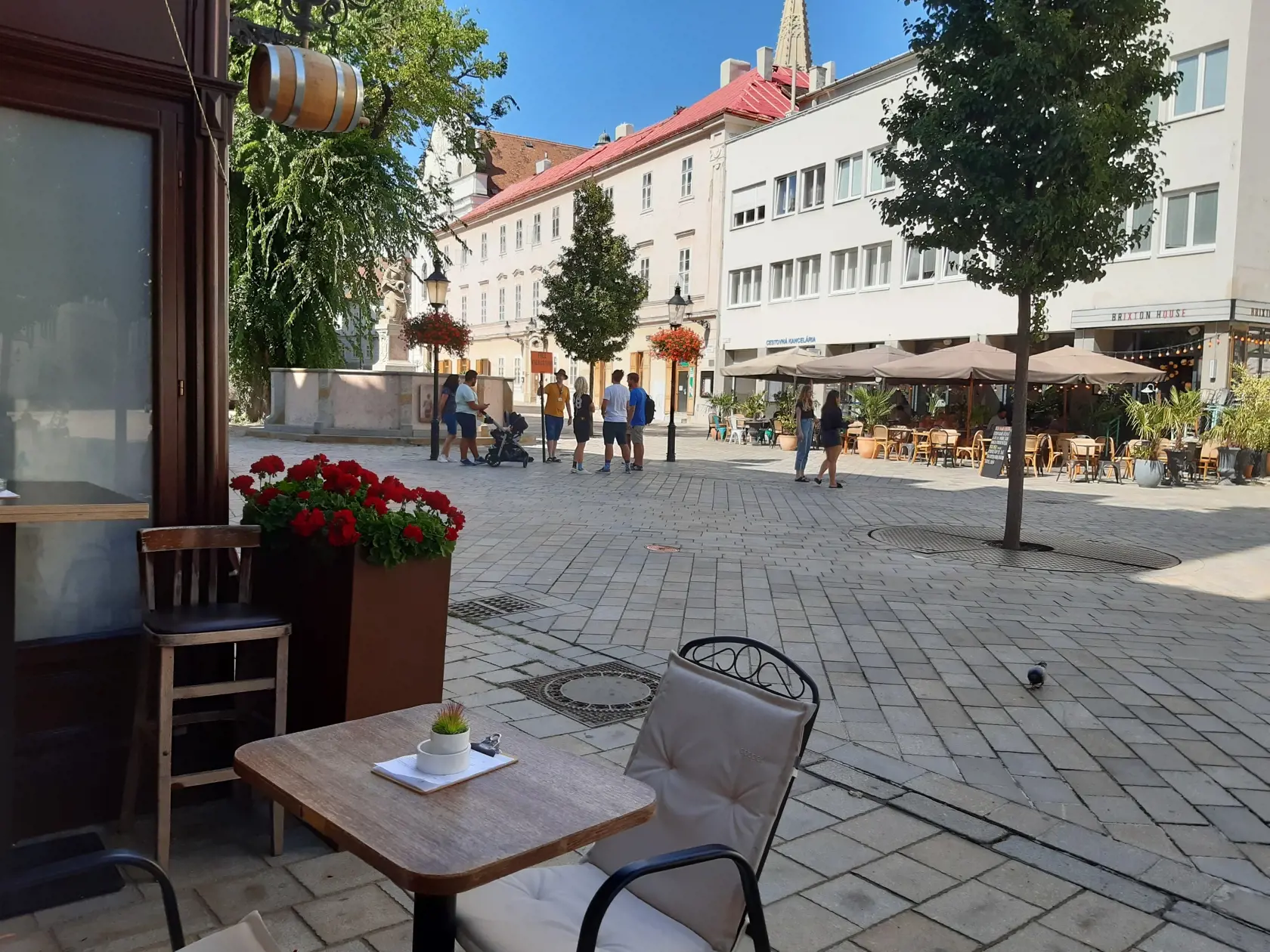 Turistov v meste vidieť aj počuť, ale je ich oveľa  menej, ako bývalo.
