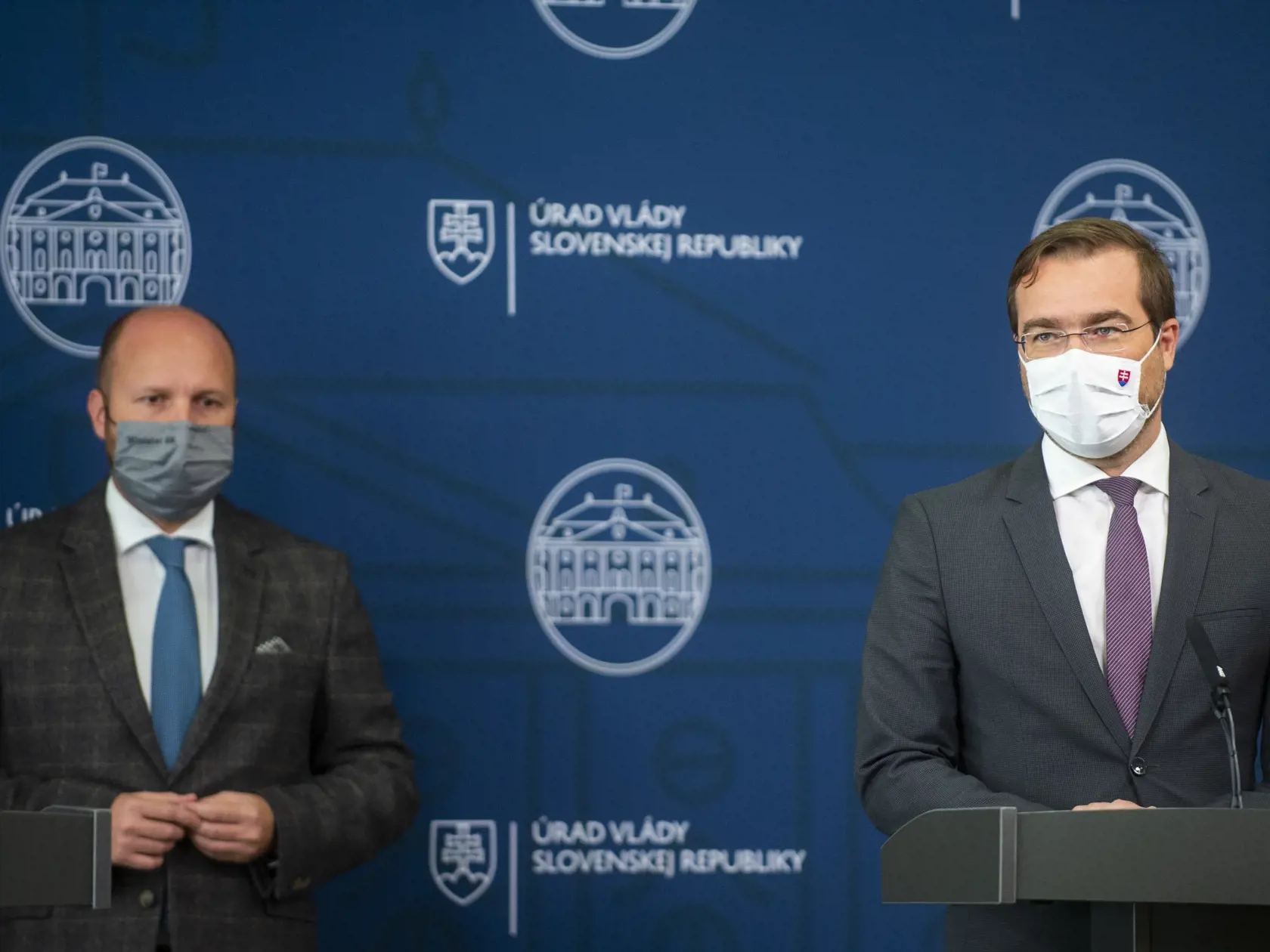 Na snímke zľava minister obrany SR Jaroslav Naď a minister zdravotníctva SR Marek Krajčí (obaja OĽaNO) počas tlačovej konferencie po skončení mimoriadneho zasadnutia vlády k aktuálnej pandemickej situácii 9. októbra 2020 v Bratislave. FOTO TASR - Jakub Kotian