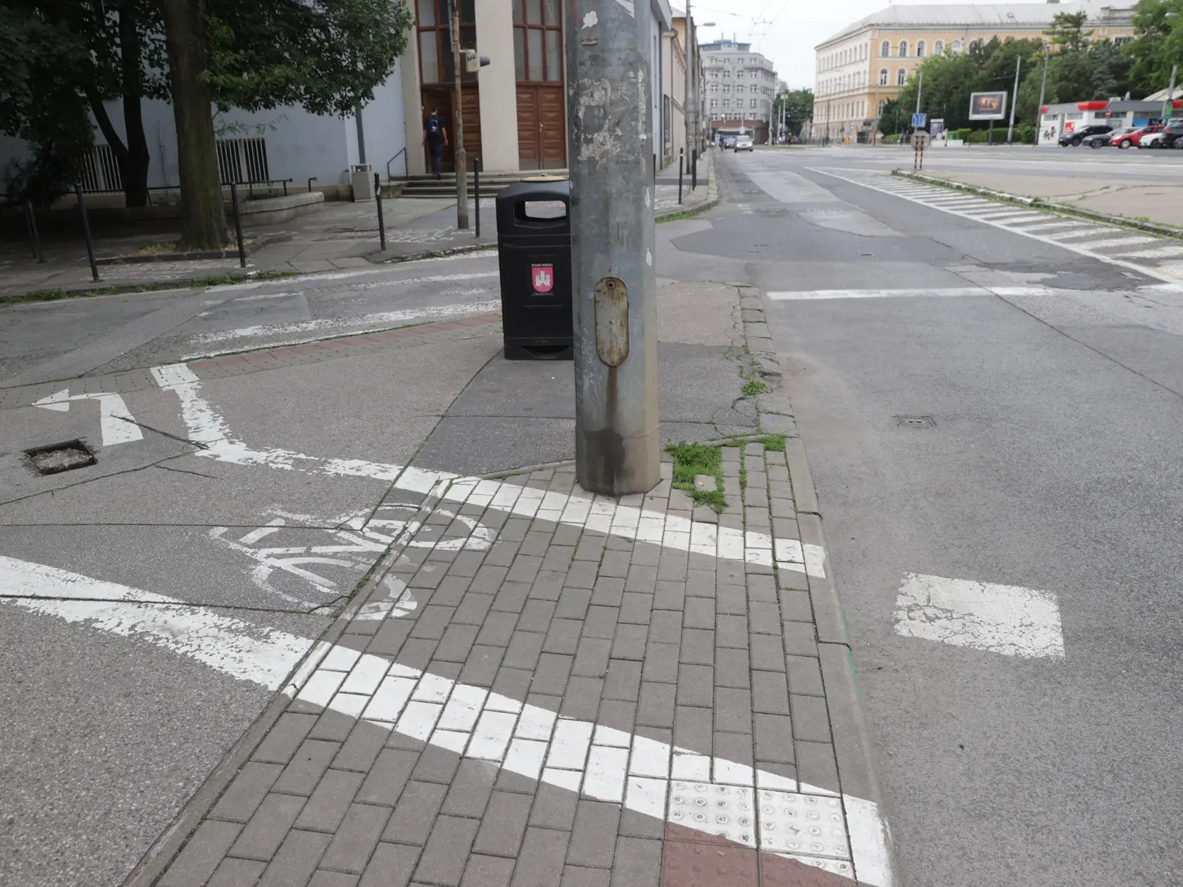 Na snímke miesto kolízie Joža Ráža s cyklistom