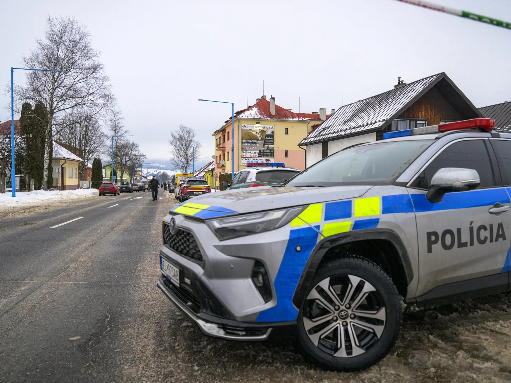 Na snímke policajné auto parkuje na ceste po útoku nožom v meste Spišská Stará Ves (okres Kežmarok) vo štvrtok 16. januára 2025. Po útoku hlásia dvoch mŕtvych. Jeden pacient je v kritickom stave. TASR to potvrdila Danka Capáková z Operačného strediska záchrannej zdravotnej služby (OS ZZS) SR. Podozrivého 18-ročného študenta, ktorý sa mal dopustiť tohto závažného skutku, polícia zadržala.  FOTO TASR - Veronika Mihaliková