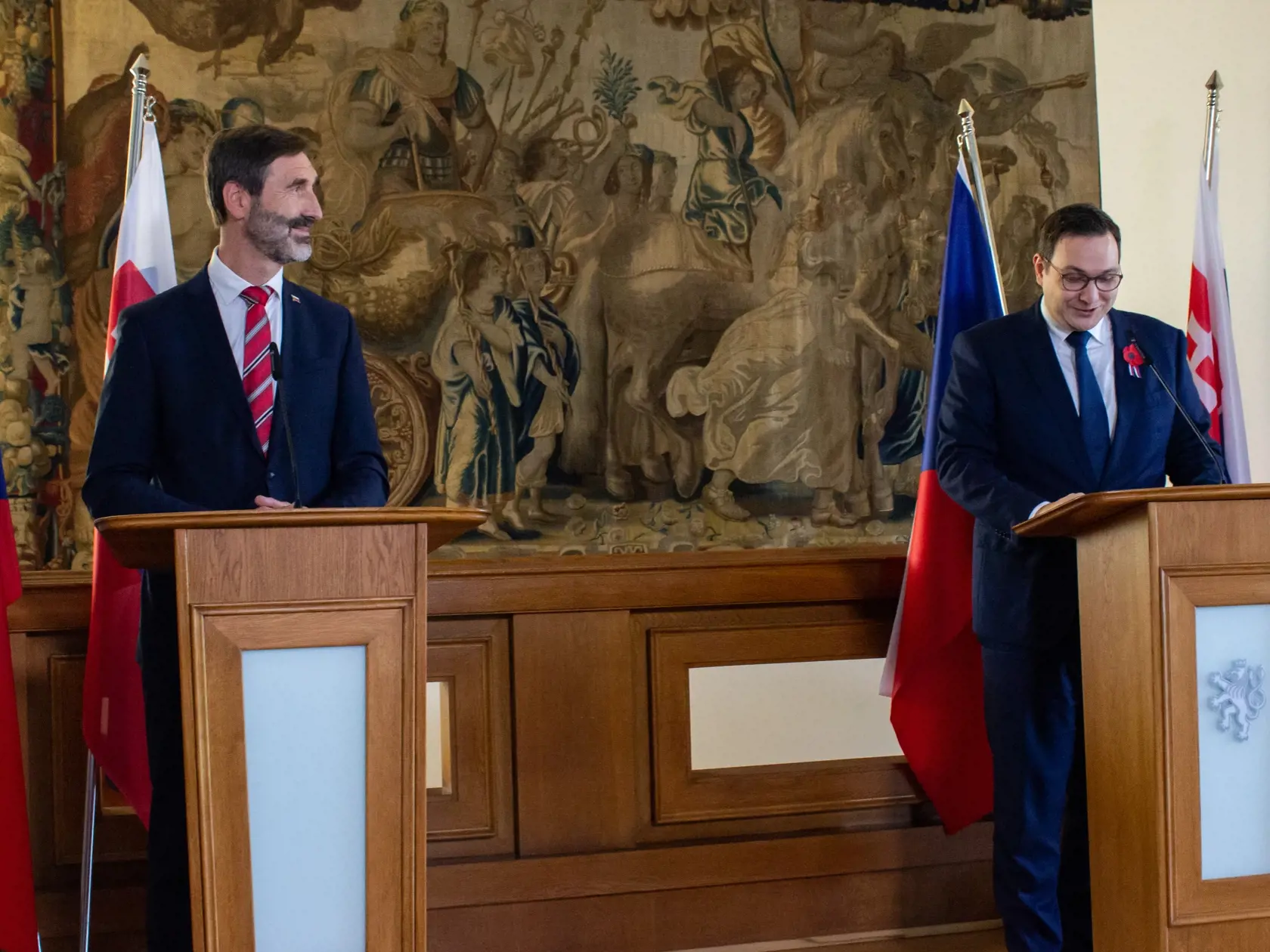 Na snímke slovenský minister zahraničných vecí a európskych záležitostí Juraj Blanár (vľavo) a český minister zahraničných vecí Jan Lipavský.