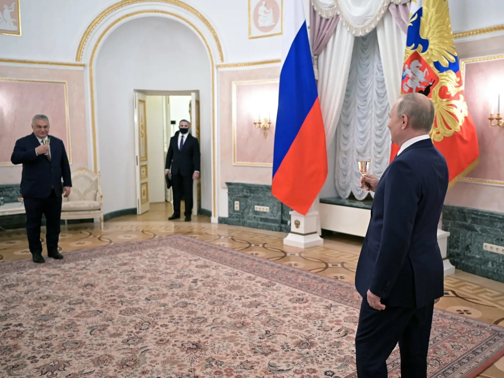 WA 40 Moskva - Maďarský premiér Viktor Orbán (vľavo) a ruský prezident Vladimir Putin si pripíjajú počas stretnutia v Moskve v utorok 1. februára 2022. FOTO TASR/AP

Russian President Vladimir Putin, right, and Hungary's Prime Minister Viktor Orban, left, toast after their talks in the Kremlin in Moscow, Russia, Tuesday, Feb. 1, 2022. Orban lobbied for a higher volume of Russian natural gas shipments to Hungary during a meeting in Moscow with Russian President Vladimir Putin. The meeting Tuesday