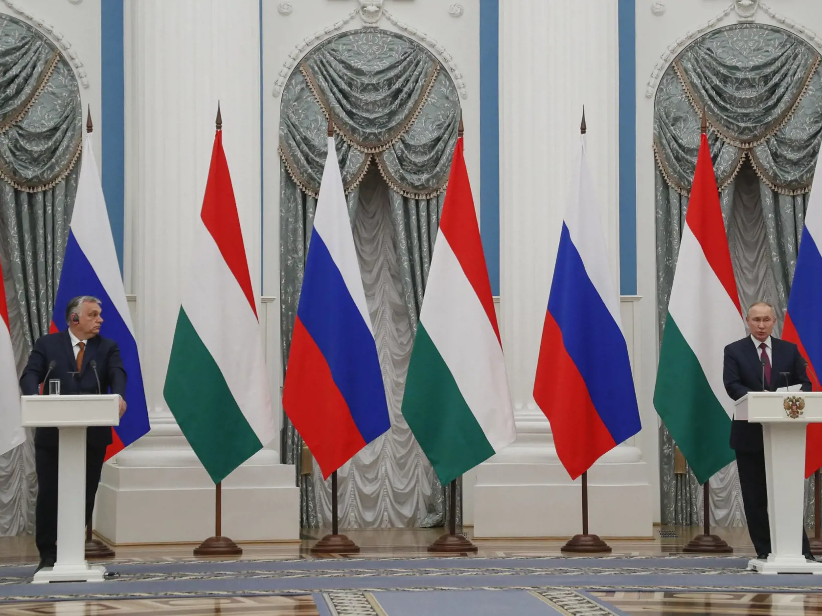 WA 22 Moskva - Maďarský premiér Viktor Orbán (vľavo) a ruský prezident Vladimir Putin počas spoločnej tlačovej konferencie v Moskve v utorok 1. februára 2022. FOTO TASR/AP

 
Hungary's Prime Minister Viktor Orban, left, and Russian President Vladimir Putin attend a joint news conference following their talks in the Kremlin in Moscow, Russia, Tuesday, Feb. 1, 2022. Putin discussed tensions over Ukraine with his visiting Hungarian counterpart a day after Russian and U.S. diplomats exchanged sharp 
