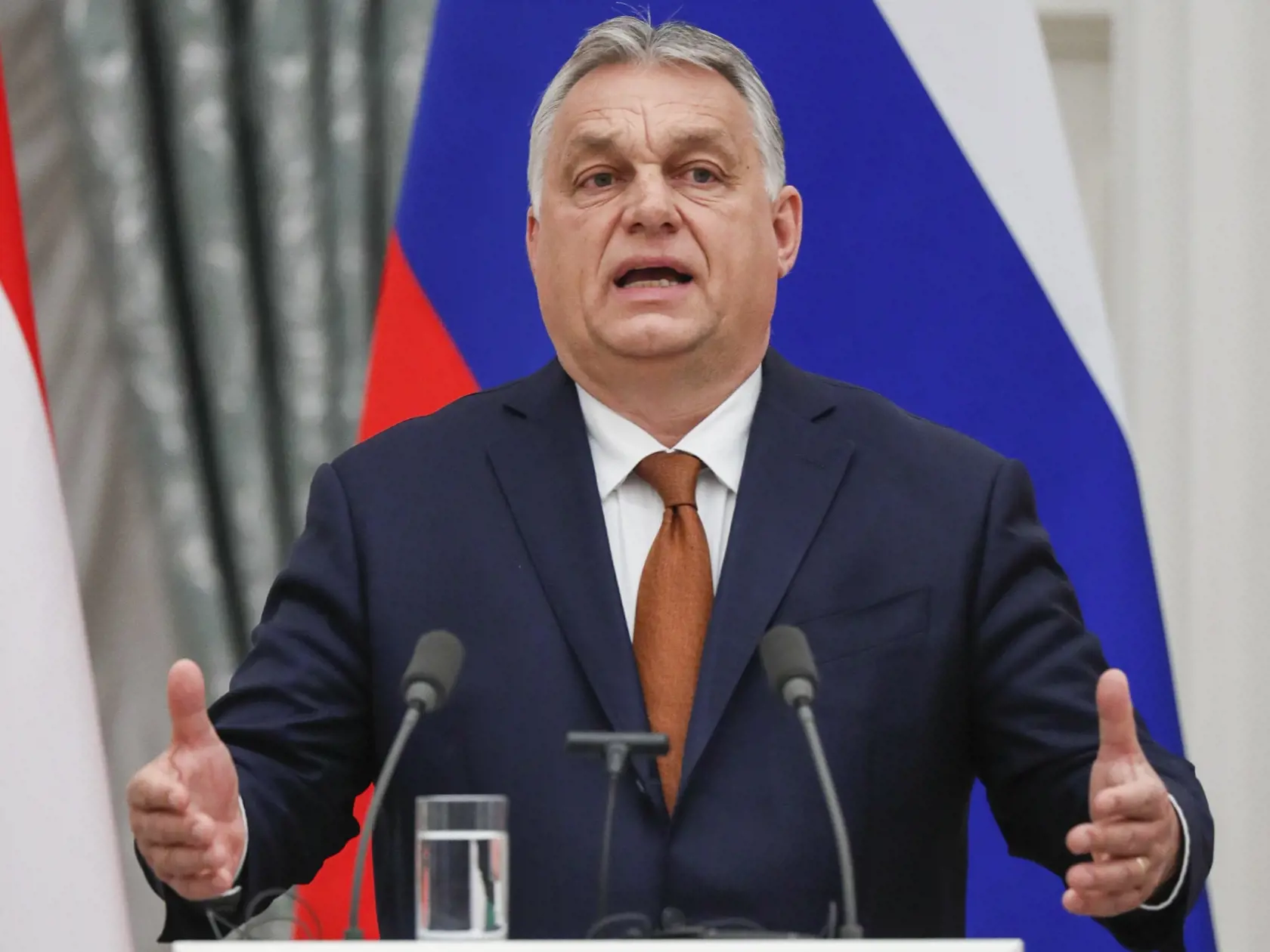 WA 23 Moskva - Maďarský premiér Viktor Orbán počas spoločnej tlačovej konferencie s ruským prezidentom Vladimirom Putinom v Moskve v utorok 1. februára 2022. FOTO TASR/AP

 
Hungary's Prime Minister Viktor Orban gestures while speaking to the media during a joint news conference with Russian President Vladimir Putin following their talks in the Kremlin in Moscow, Russia, Tuesday, Feb. 1, 2022. Putin says the U.S. and its allies have ignored Russia's top security demands. In his first comments on