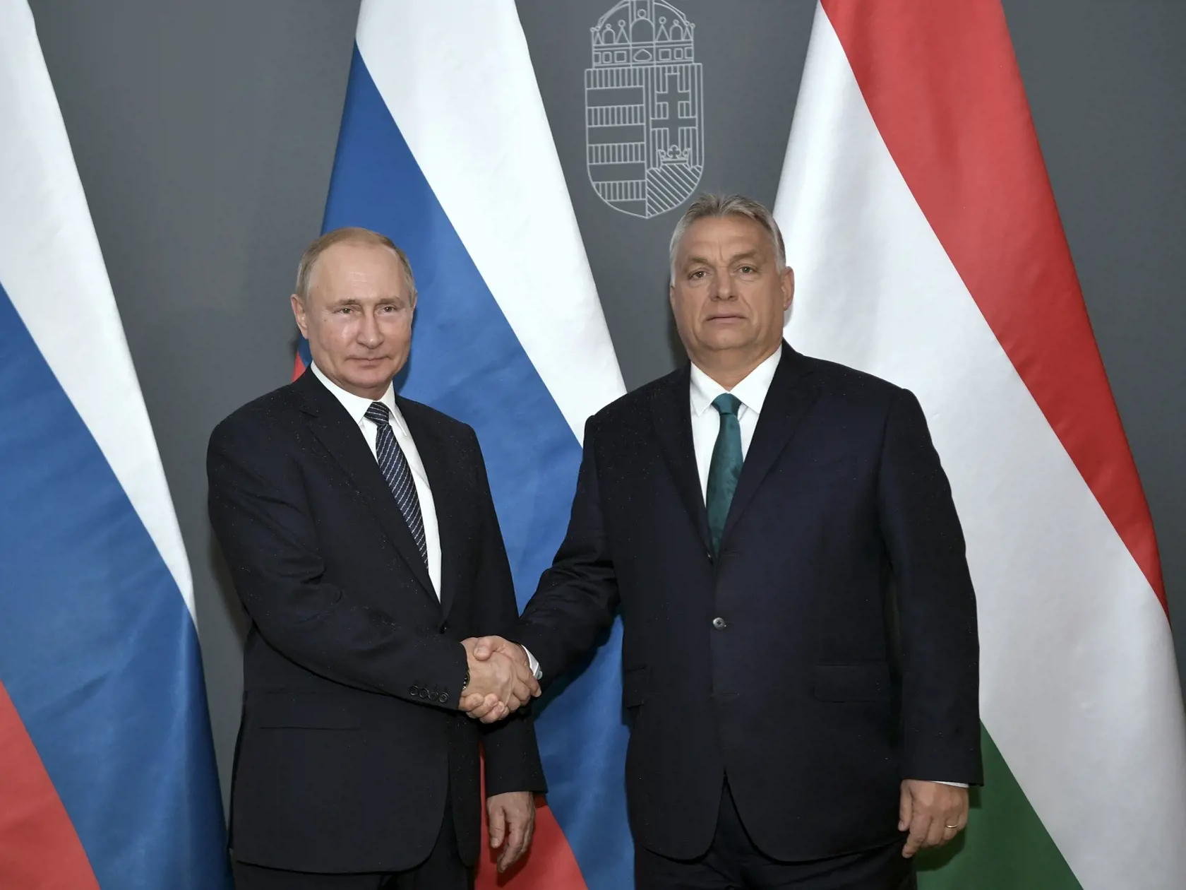 JB 14 Budapešť - Maďarský premiér Viktor Orbán (vpravo) pózuje s ruským prezidentom Vladimirom Putinom pred ich stretnutím v Budapešti 30. októbra 2019. Ruský prezident Vladimir Putin pricestoval v stredu do Budapešti na krátku pracovnú návštevu, v rámci ktorej sa stretne s predsedom maďarskej vlády Viktorom Orbánom. Súčasťou početnej delegácie bude aj minister zahraničných vecí Sergej Lavrov. Okrem dodávok zemného plynu budú Putin a Orbán rokovať aj o urýchlení projektu dostavby blokov jadrovej