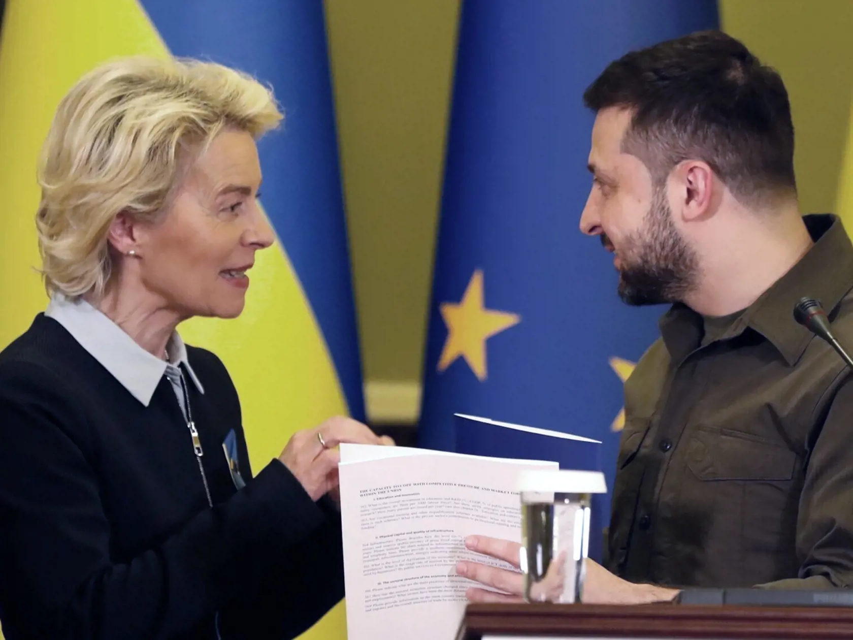 JB 33 Kyjev - Ukrajinský prezident Volodymyr Zelenskyj (vpravo) prijíma dotazník na začatie procesu vstupu Ukrajiny do EÚ po podaní prihlášky o členstvo v EÚ z rúk predsedníčky Európskej komisie (EK) Ursuly von der Leyenovej pred tlačovou konferenciou po ich stretnutí v Kyjeve 8. apríla 2022. FOTO TASR/AP

Ukrainian President Volodymyr Zelenskyy receives a questionnaire to begin the process for considering his country's application for European Union membership from EU Commission President Ursul