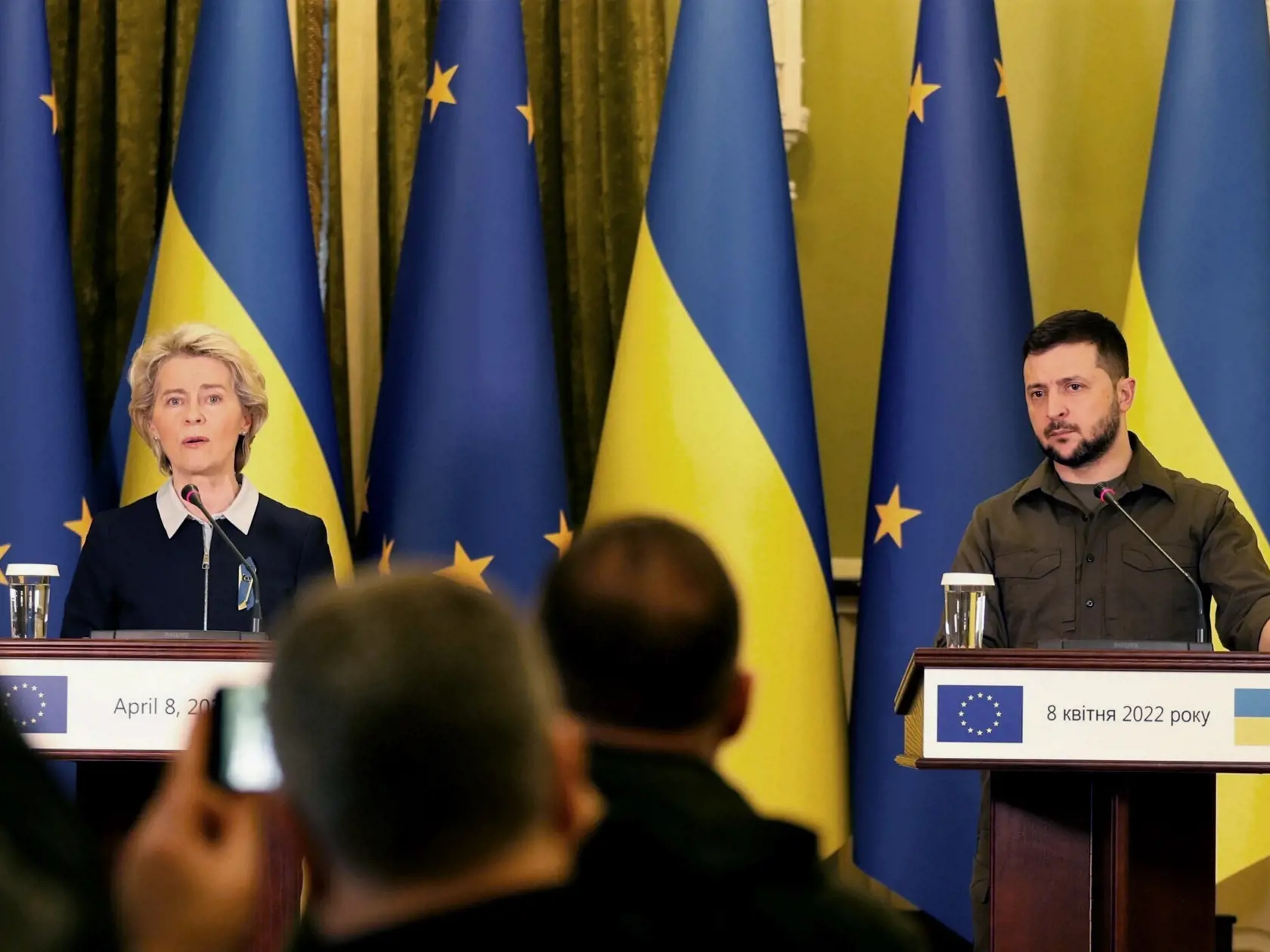 JB 34 Kyjev - Predsedníčka Európskej komisie (EK) Ursula von der Leyenová (vľavo) rozpráva počas tlačovej konferencie s ukrajinským prezidentom Volodymyrom Zelenským po ich stretnutí v Kyjeve 8. apríla 2022. FOTO TASR/AP

European Union Commission President Ursula von der Leyen speaks during a press conference with Ukrainian President Volodymyr Zelenskyy in Kyiv, Ukraine, on Friday, April 8, 2022. (AP Photo/Adam Schreck)