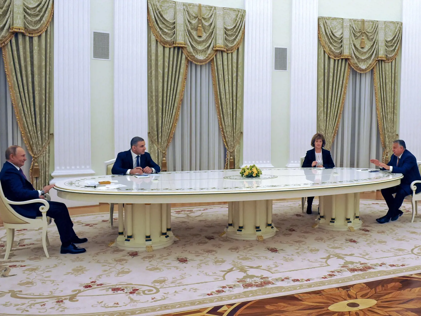 WA 2 Moskva - Maďarský premiér Viktor Orbán (vpravo) a ruský prezident Vladimir Putin diskutujú počas stretnutia v Moskve v utorok 1. februára 2022. FOTO TASR/AP

 
Russian President Vladimir Putin, left, listens to Hungary's Prime Minister Viktor Orban, right, during their meeting in the Kremlin in Moscow, Russia, Tuesday, Feb. 1, 2022. (Mikhail Klimentyev, Sputnik, Kremlin Pool Photo via AP)