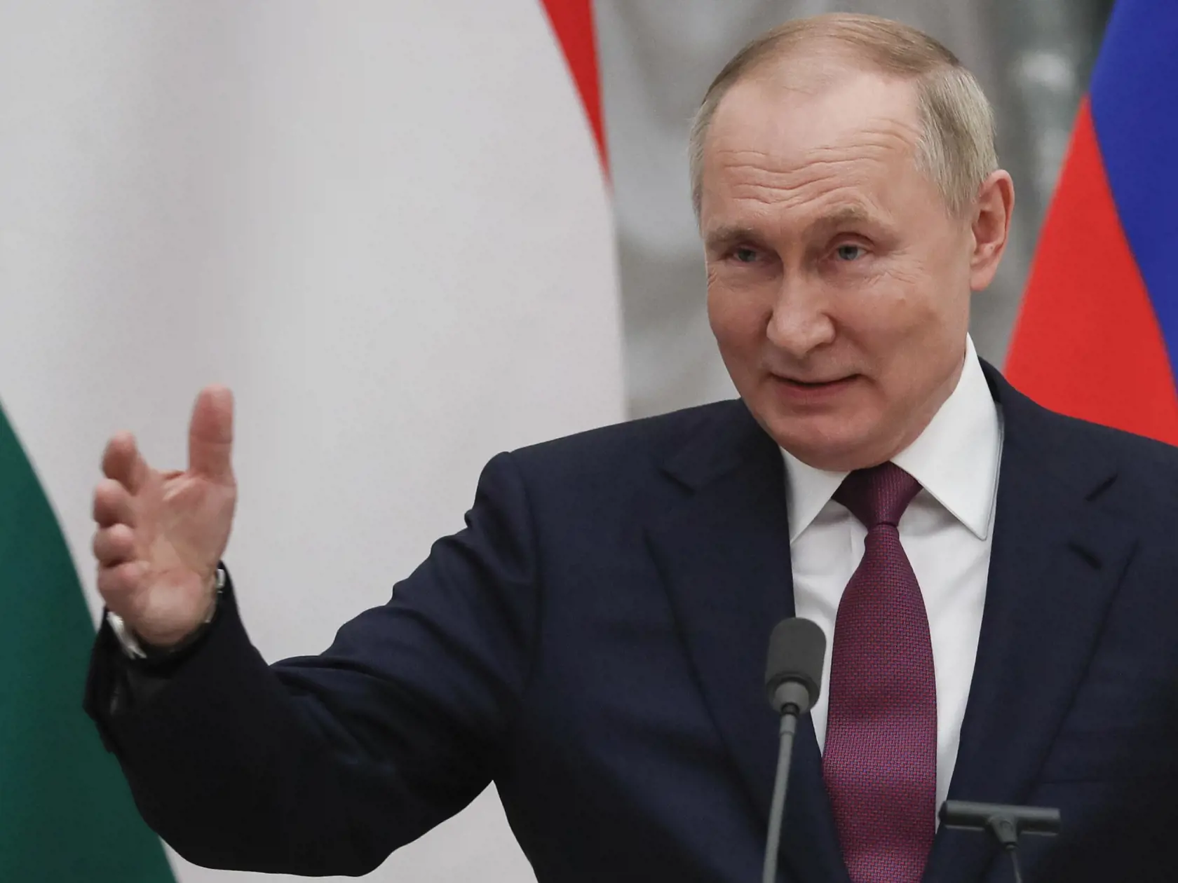 WA 24 Moskva - Ruský prezident Vladimir Putin gestikuluje počas spoločnej tlačovej konferencie s maďarským premiérom Viktorom Orbánom v Moskve v utorok 1. februára 2022. FOTO TASR/AP

 
Russian President Vladimir Putin gestures while speaking to the media during a joint news conference with Hungary's Prime Minister Viktor Orban following their talks in the Kremlin in Moscow, Russia, Tuesday, Feb. 1, 2022. Putin says the U.S. and its allies have ignored Russia's top security demands. In his first