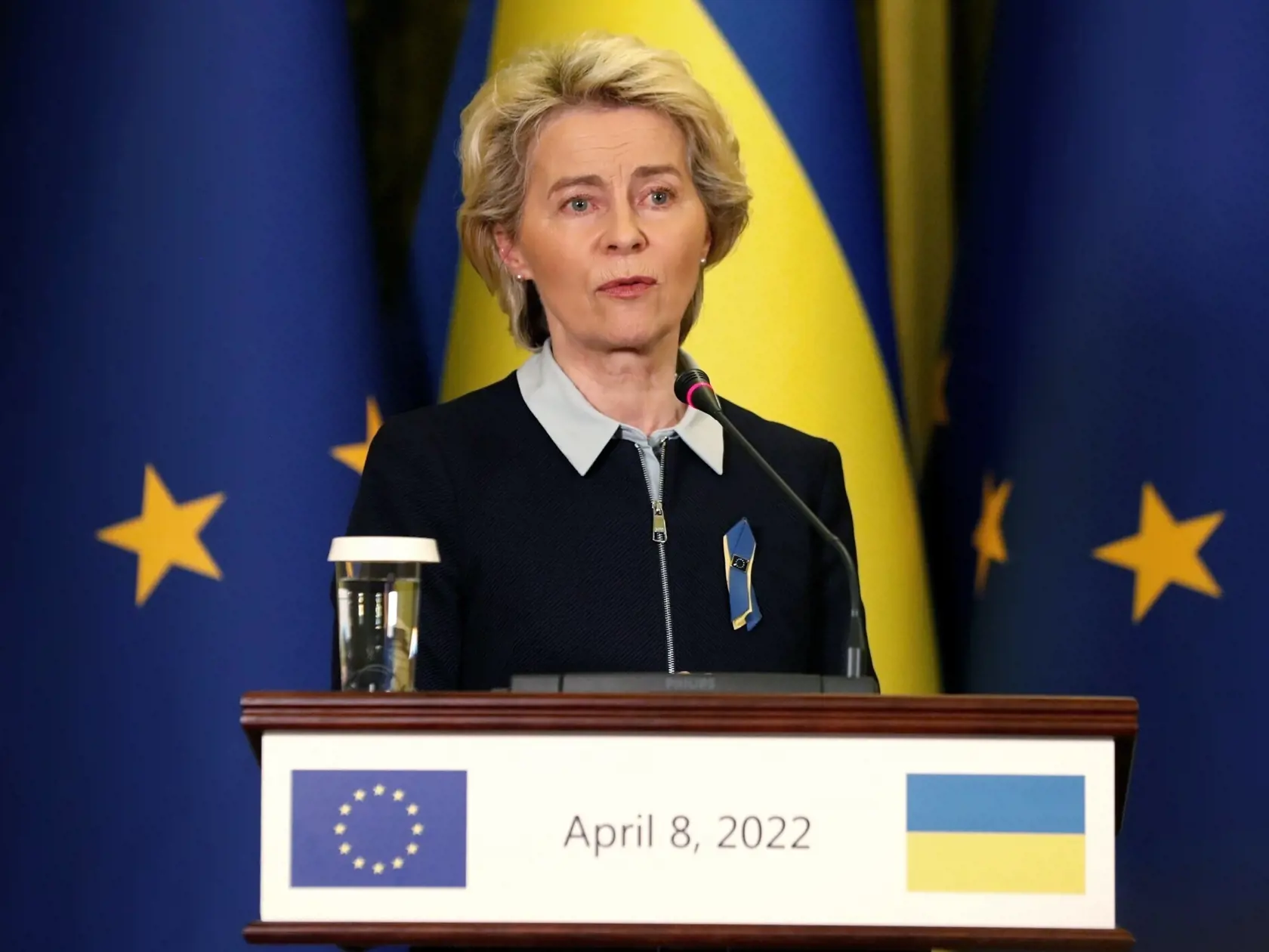 JB 37 Kyjev - Predsedníčka Európskej komisie (EK) Ursula von der Leyenová rozpráva počas tlačovej konferencie s ukrajinským prezidentom Volodymyrom Zelenským (nie je na snímke) po ich stretnutí v Kyjeve 8. apríla 2022. FOTO TASR/AP

European Union Commission President Ursula von der Leyen speaks during a press conference with Ukrainian President Volodymyr Zelenskyy in Kyiv, Ukraine, on Friday, April 8, 2022. (AP Photo/Adam Schreck)