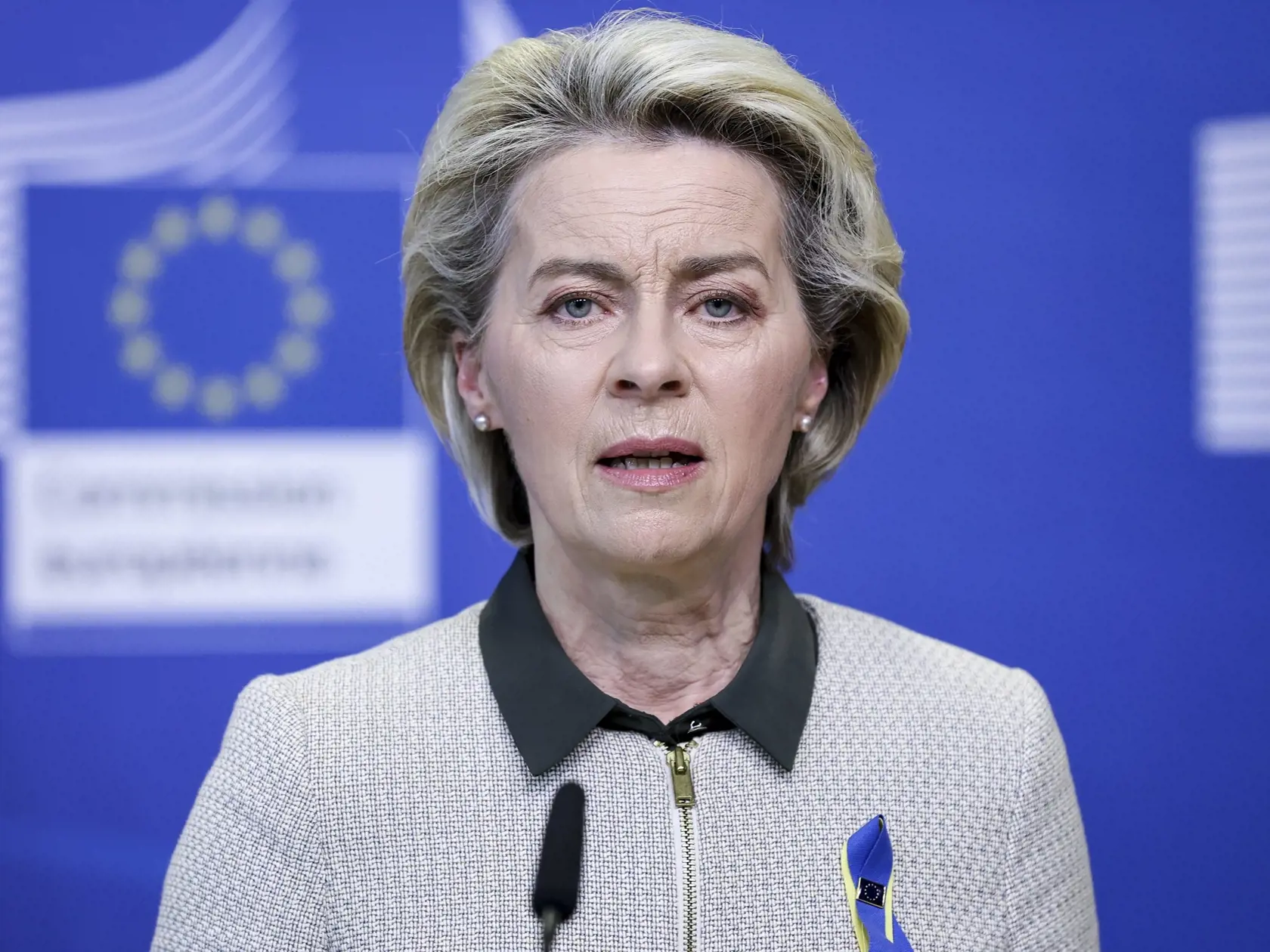 WA 32 Brusel - Predsedníčka Európskej komisie Ursula von der Leyenová dáva vyhlásenie pred rokovaním s talianskym premiérom Mariom Draghim v Bruseli v pondelok 7. marca 2022. FOTO TASR/AP  

President of the European Commission Ursula von der Leyen delivers a statement to the media prior to a meeting with Italy's Prime Minister Mario Draghi at EU headquarters in Brussels, Monday, March 7, 2022. (Kenzo Tribouillard, Pool Photo via AP)