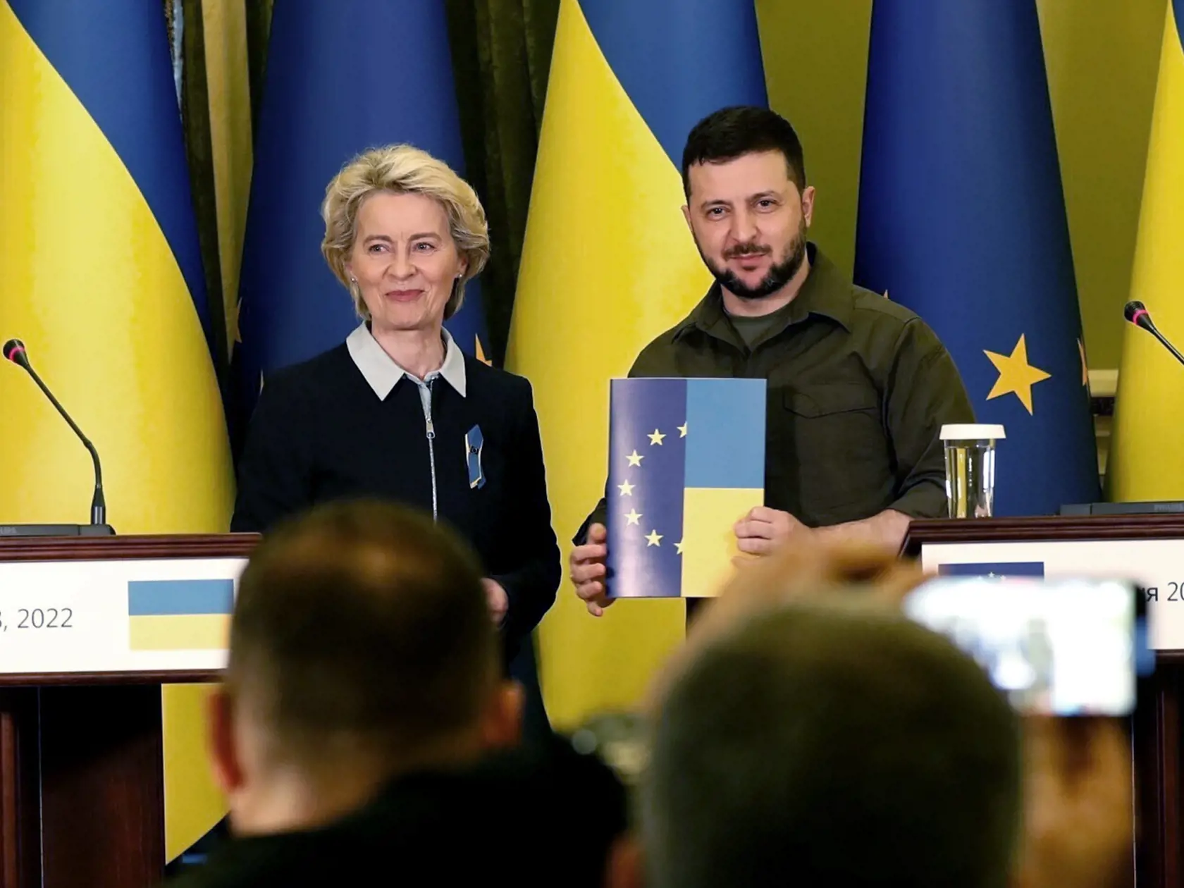 JB 35 Kyjev - Ukrajinský prezident Volodymyr Zelenskyj (vpravo) prijíma dotazník na začatie procesu vstupu Ukrajiny do EÚ po podaní prihlášky o členstvo v EÚ z rúk predsedníčky Európskej komisie (EK) Ursuly von der Leyenovej pred tlačovou konferenciou po ich stretnutí v Kyjeve 8. apríla 2022. FOTO TASR/AP

Ukrainian President Volodymyr Zelenskyy receives a questionnaire to begin the process for considering his country's application for European Union membership from EU Commission President Ursul
