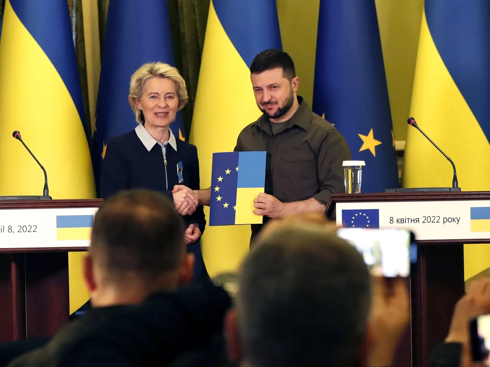 JB 36 Kyjev - Ukrajinský prezident Volodymyr Zelenskyj (vpravo) prijíma dotazník na začatie procesu vstupu Ukrajiny do EÚ po podaní prihlášky o členstvo v EÚ z rúk predsedníčky Európskej komisie (EK) Ursuly von der Leyenovej pred tlačovou konferenciou po ich stretnutí v Kyjeve 8. apríla 2022. FOTO TASR/AP

Ukrainian President Volodymyr Zelenskyy receives a questionnaire to begin the process for considering his country's application for European Union membership from EU Commission President Ursul