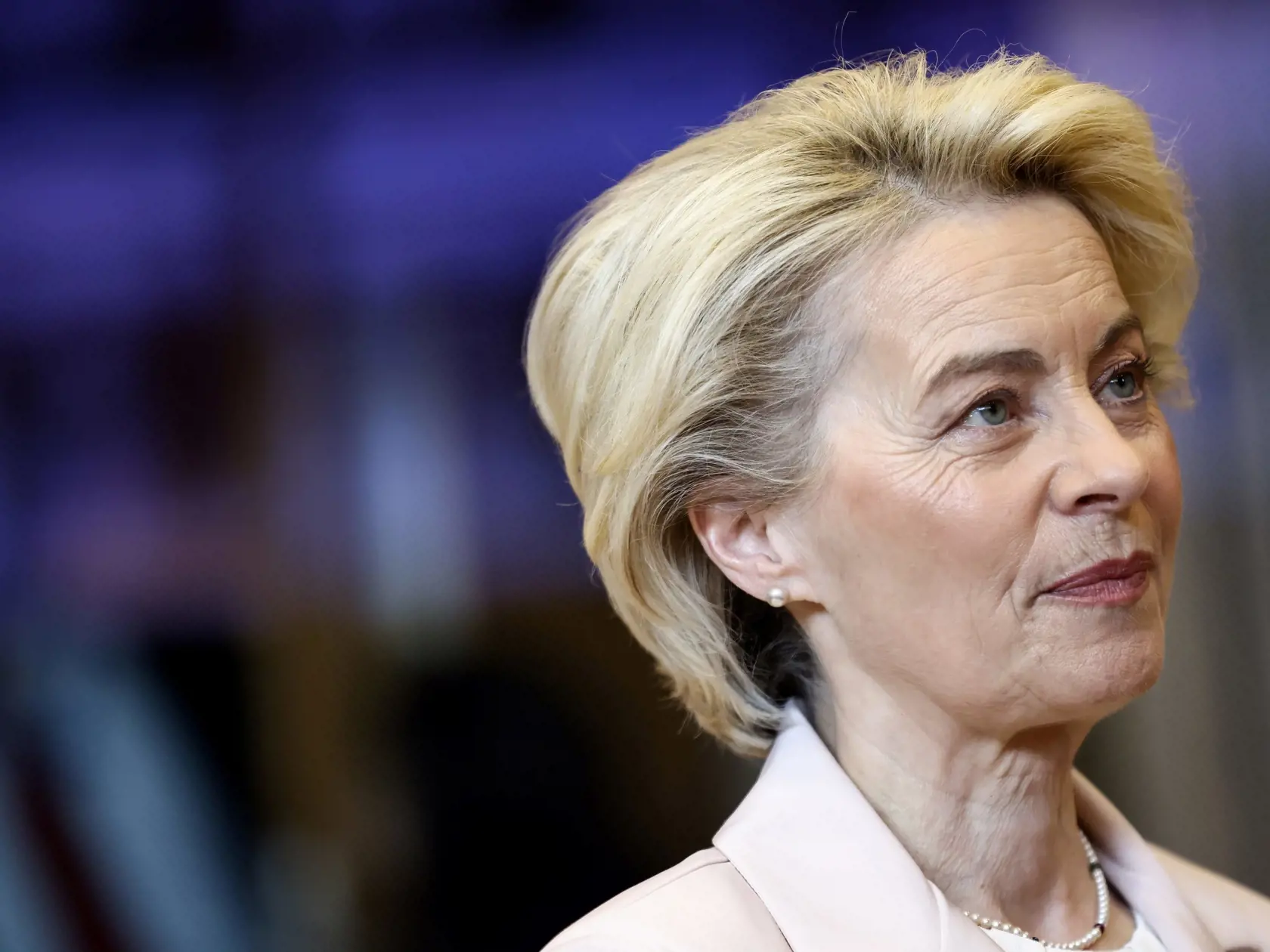 KK24 Brusel - Predsedníčka Európskej komisie Ursula von der Leyenová prichádza na  pravidelné zasadnutie Kolégia komisárov v sídle EÚ v Bruseli 27. apríla 2022. Predstavitelia EÚ sa v stredu stretnú, aby hovorili o zastavení dodávok ruského plynu do Poľska a Bulharska a ďalšom balíku sankcií, ktorý by mal cieliť na ruský export ropy. FOTO TASR/AP
European Commission President Ursula von der Leyen arrives for the weekly College of Commissioners meeting at EU headquarters in Brussels, Wednesday, A
