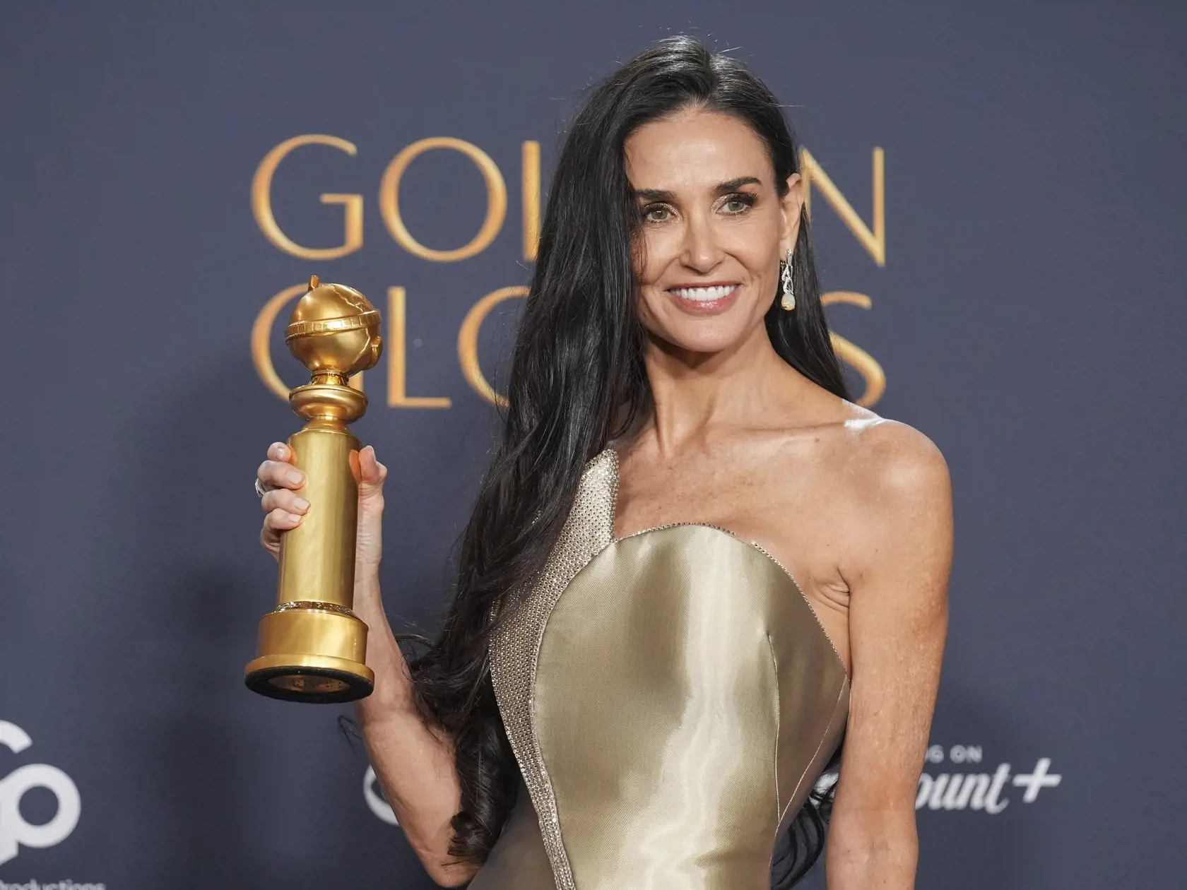WA 67 Beverly Hills - Na snímke americká herečka Demi Mooreová pózuje pre novinárov po zisku Zlatého glóbusu v kategórii najlepšia herečka v komédii alebo muzikáli počas 82. ročníka udeľovania filmových a televíznych ocenení Zlatý glóbus v kalifornskom Beverly Hills v nedeľu 5. januára 2025. Cenu získala za úlohu v hororovej snímke Substancia francúzskej režisérky Coralie Fargeatovej. FOTO TASR/AP 

Demi Moore poses in the press room with the award for best performance by a female actor in a motion picture - musical or comedy for "The Substance" during the 82nd Golden Globes on Sunday, Jan. 5, 2025, at the Beverly Hilton in Beverly Hills, Calif. (AP Photo/Chris Pizzello)