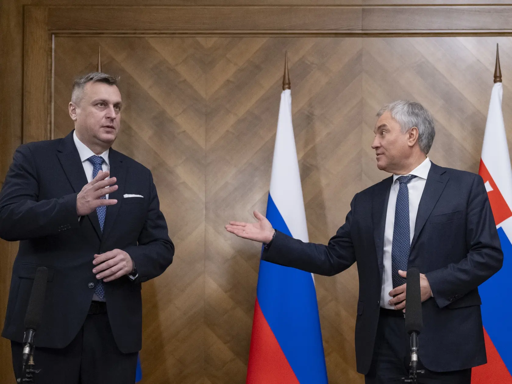 Na snímke vpravo predseda ruskej Šátnej Dumy Vjačeslav Volodin a vľavo podpredseda NR SR Andrej Danko (SNS) počas privítania v rámci oficiálnej návštevy Ruskej federácie 13. januára 2025 v Moskve.