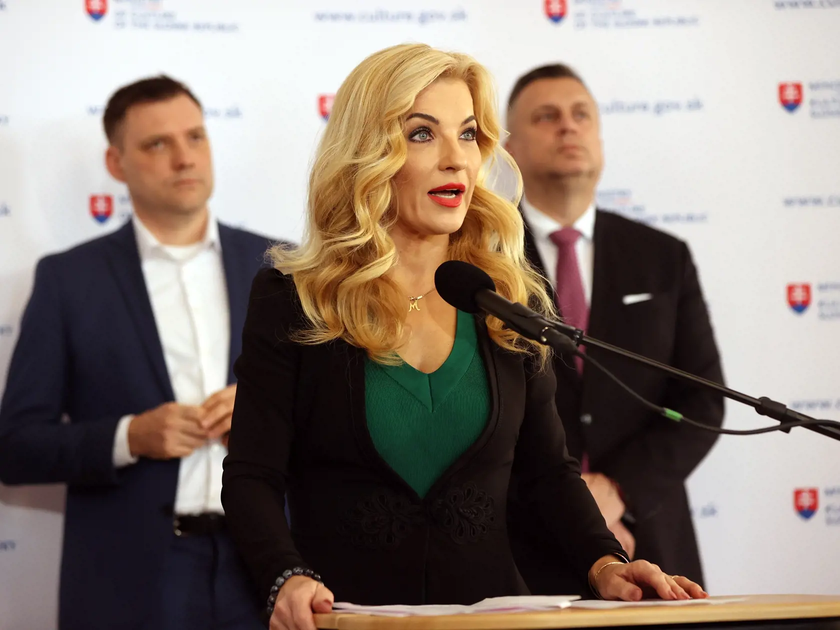 Na snímke sú Martina Šimkovičová, Andrej Danko, Tomáš Tataba a Lukáš Machala-generálny tajomník služobného úradu MKSR.
