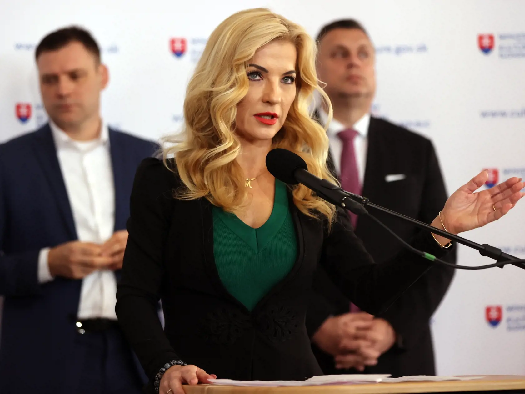Na snímke sú Martina Šimkovičová, Andrej Danko, Tomáš Tataba a Lukáš Machala-generálny tajomník služobného úradu MKSR.
