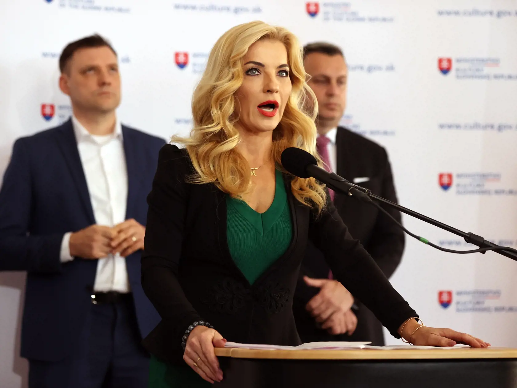 Na snímke sú Martina Šimkovičová, Andrej Danko, Tomáš Tataba a Lukáš Machala-generálny tajomník služobného úradu MKSR.

