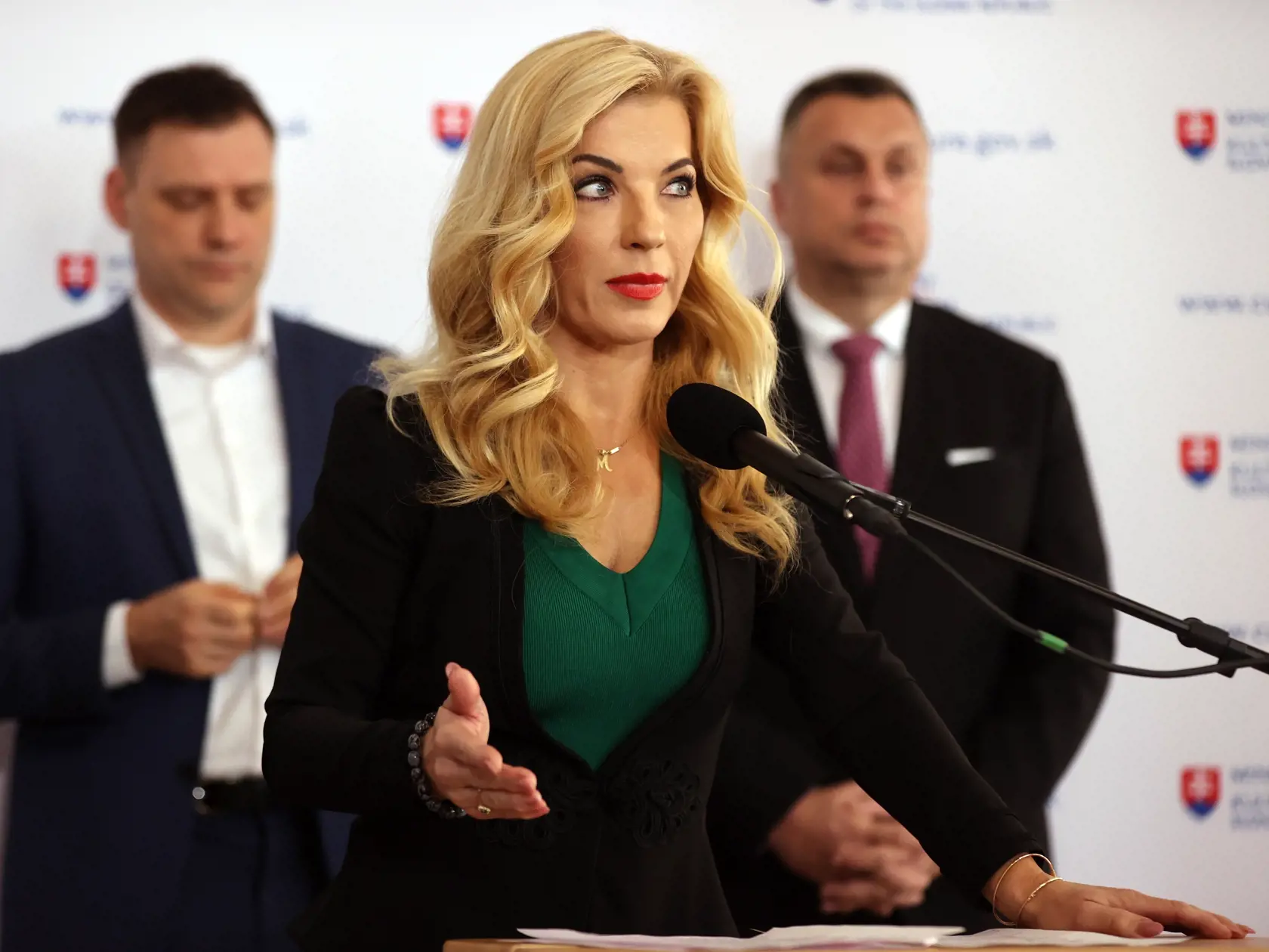 Na snímke sú Martina Šimkovičová, Andrej Danko, Tomáš Tataba a Lukáš Machala-generálny tajomník služobného úradu MKSR.
