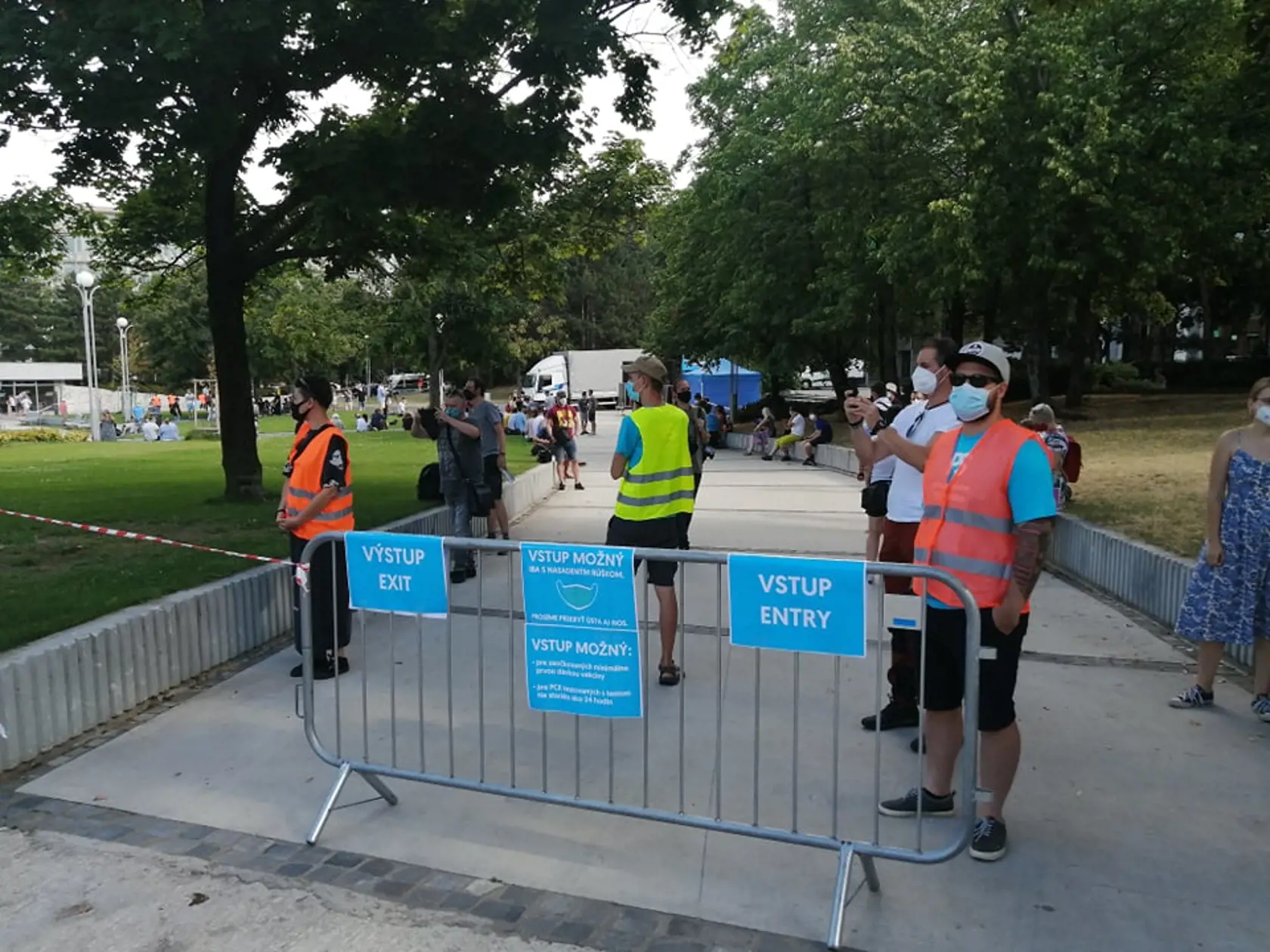 Protest, ktorý zvolala mimoparlamentná strana Progresívne Slovensko sa koná vo vyhradenej a oplotenej zóne. Vstup je kontrolovaný, dnu sa dostanú iba ľudia s negatívnym výsledkom testu alebo zaočkovaní. Na snímke začiatok protestu, na miesto postupne prichádzajú ľudia.