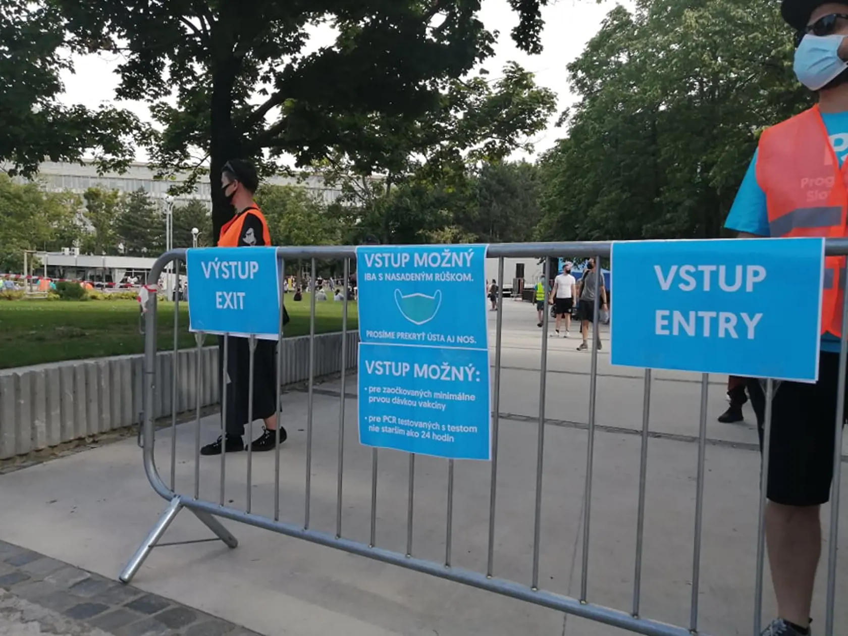 Protest, ktorý zvolala mimoparlamentná strana Progresívne Slovensko sa koná vo vyhradenej a oplotenej zóne. Vstup je kontrolovaný, dnu sa dostanú iba ľudia s negatívnym výsledkom testu alebo zaočkovaní. Na snímke začiatok protestu, na miesto postupne prichádzajú ľudia.