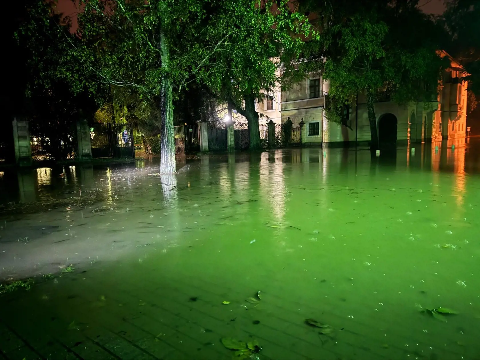 Stupavský potok sa vylial z brehov a zaplavuje mestské komunikácie.