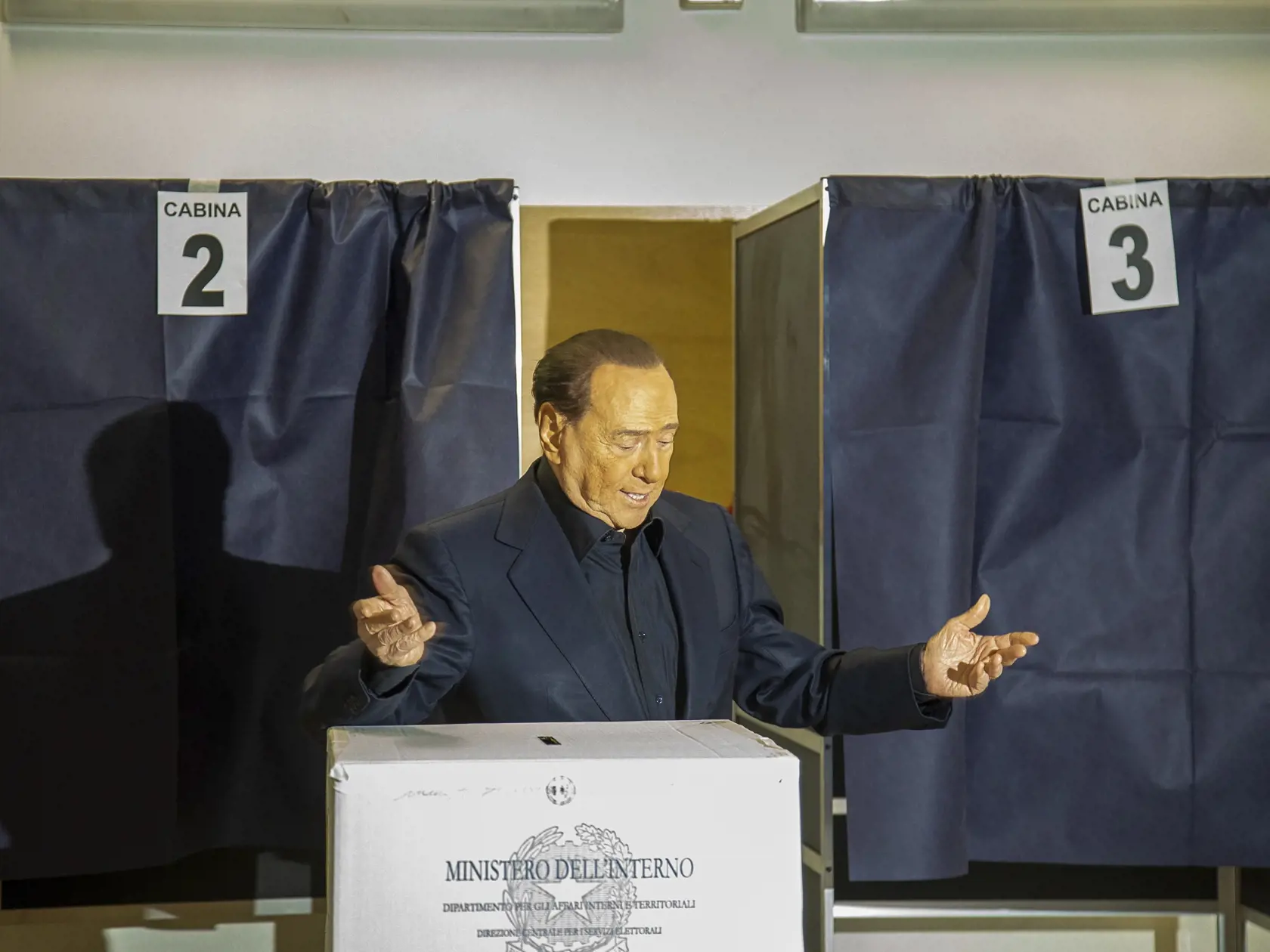 Na snímke Silvio Berlusconi, líder konzervatívnej strany Forza Italia (Vpred Taliansko),  hlasuje v regionálnych voľbách v Lombardsku, 12. februára 2023 v Miláne.