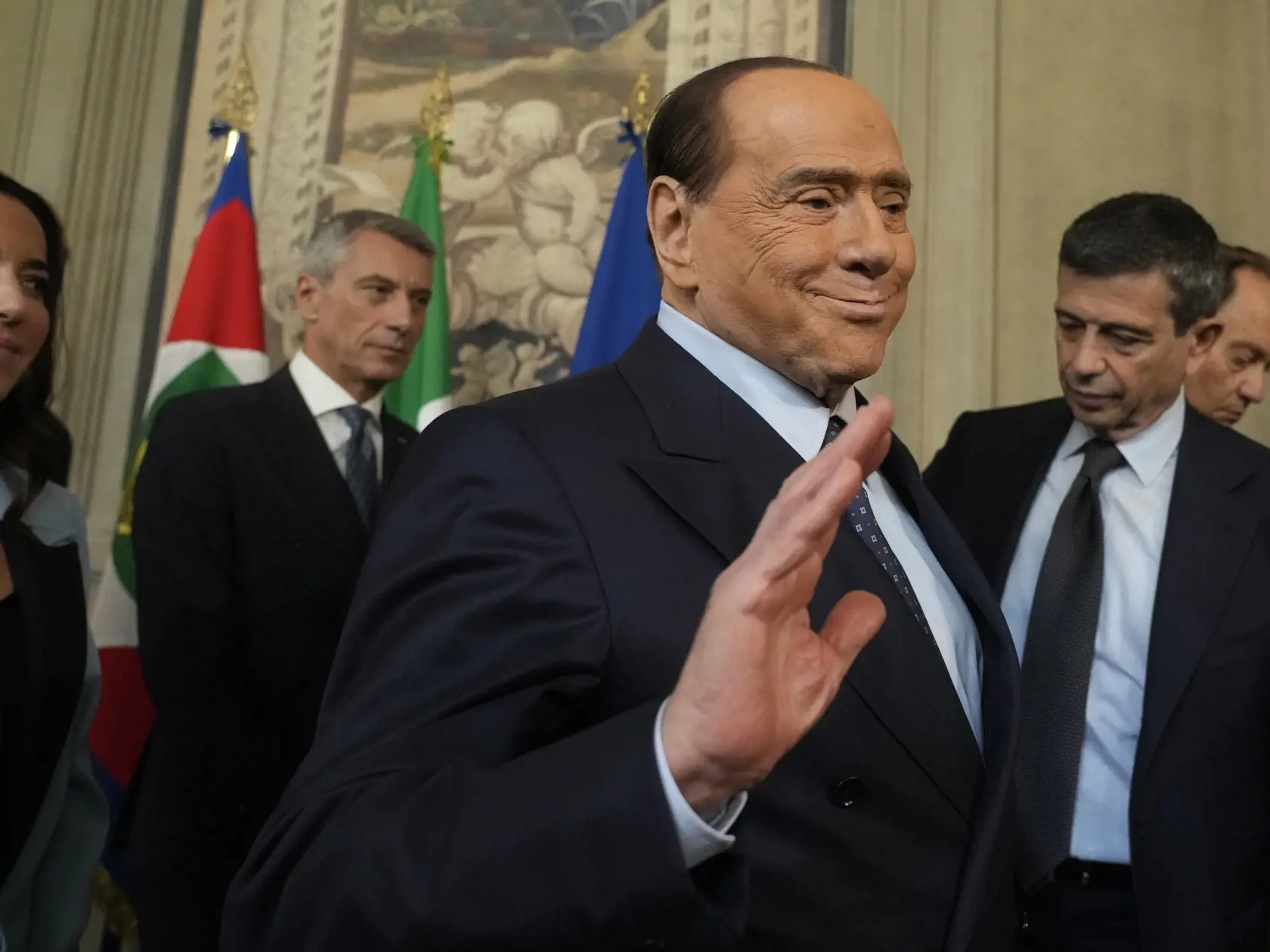 Na snímke uprostred predseda strany Forza Italia (FI) Silvio Berlusconi máva novinárom pred odchodom z prezidentského paláca po stretnutí s prezidentom Sergiom Mattarellom vrámci rokovania s lídrami politických strán v snahe zostaviť novú vládu v Ríme 21. októbra 2022.