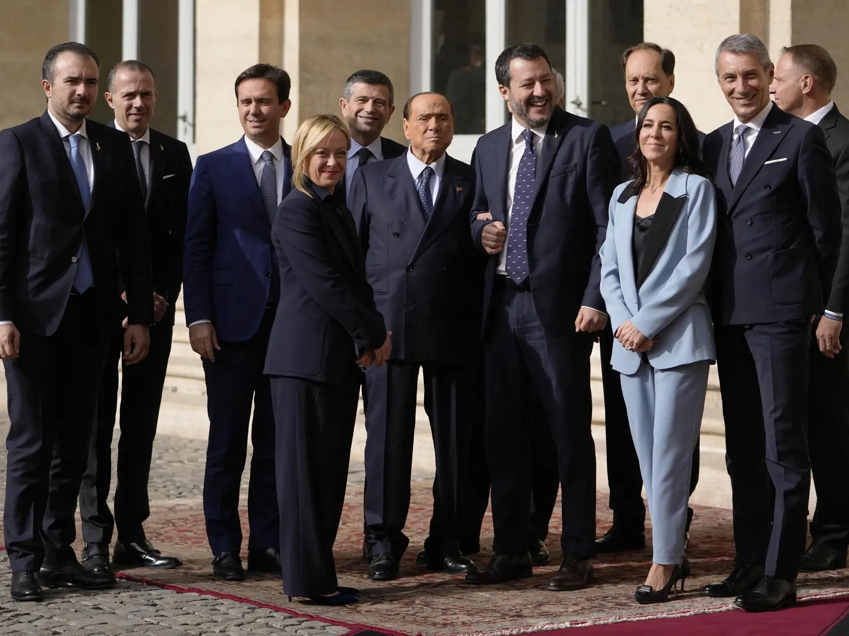 Na snímke šiesty zľava predseda strany Forza Italia (FI) Silvio Berlusconi, štvrtá zľava predsedníčka strany Bratia Talianska (FdI) Giorgia Meloniová, siedmy zľava líder talianskej pravicovo-populistickej strany Liga Matteo Salvini, tretia sprava členka talianskeho Senátu Licia Ronzulliová a ďalší členovia pravicových strán pózujú pred odchodom z prezidentského paláca po stretnutí s prezidentom Sergiom Mattarellom vrámci rokovania s lídrami politických strán v snahe zostaviť novú vládu.